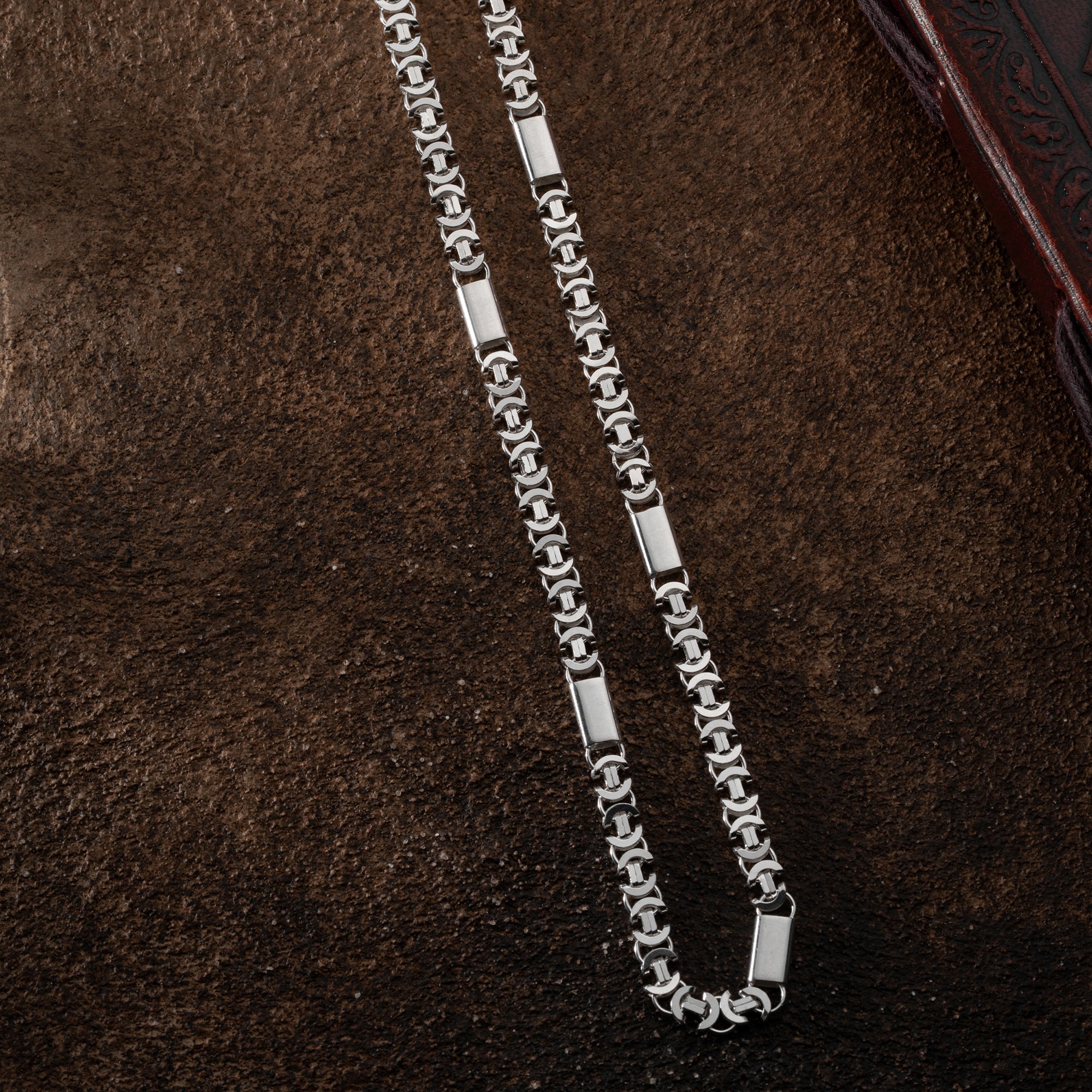 Flache Plattenschmuckkette von Ketten Boss aus 925 Silber, 6 mm breit, als elegantes Schmuckstück auf einem weißen Hintergrund.
