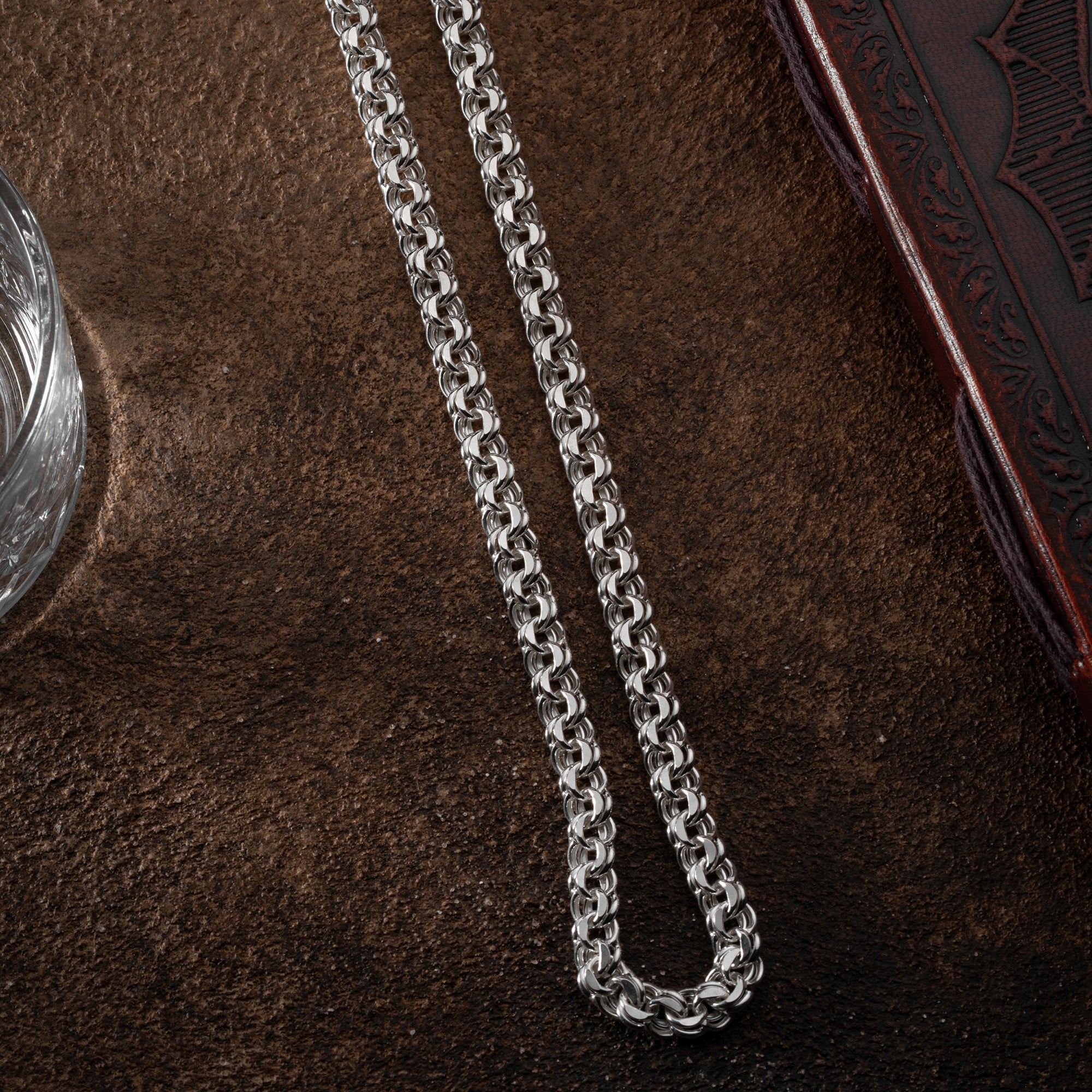 Ansicht einer eleganten ANKER Kette aus 925 Silber von Ketten Boss, detailreiche Kettenkette auf weißem Hintergrund