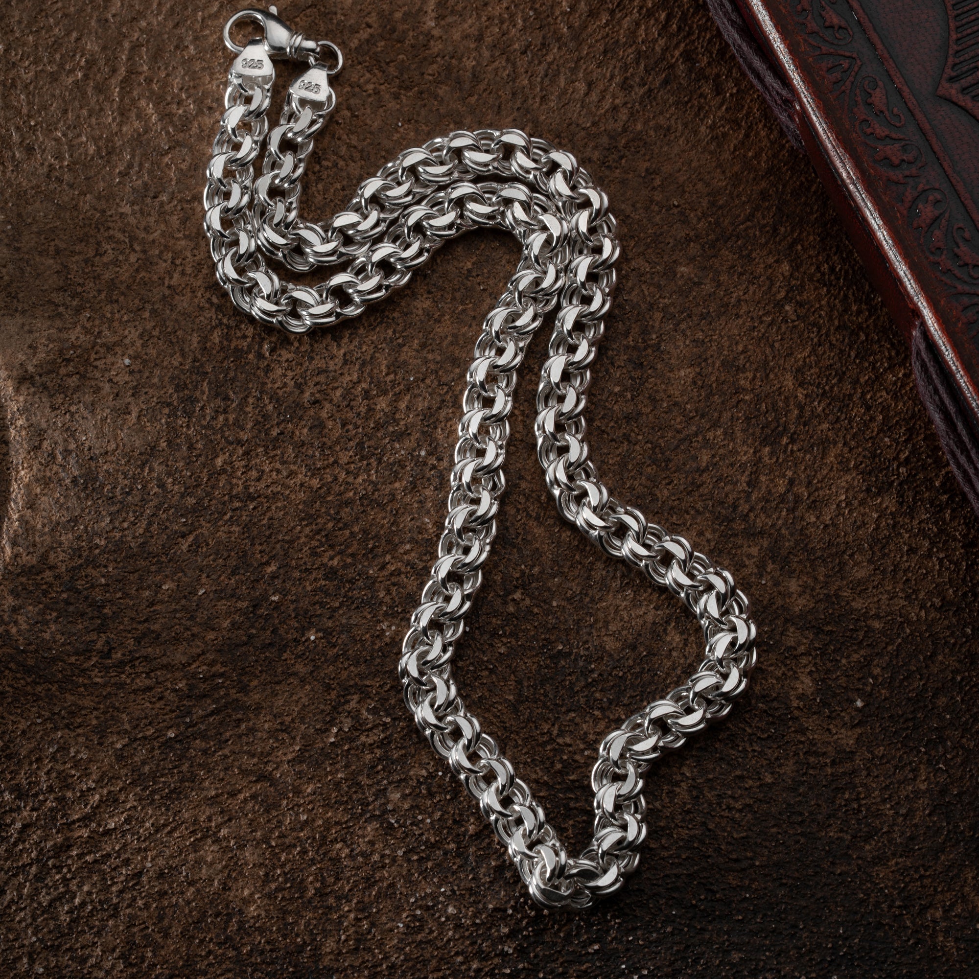 Elegante ANKER Kette aus 925 Silber von Ketten Boss, detailreiche Silberkette mit Ankeranhänger auf weißem Hintergrund