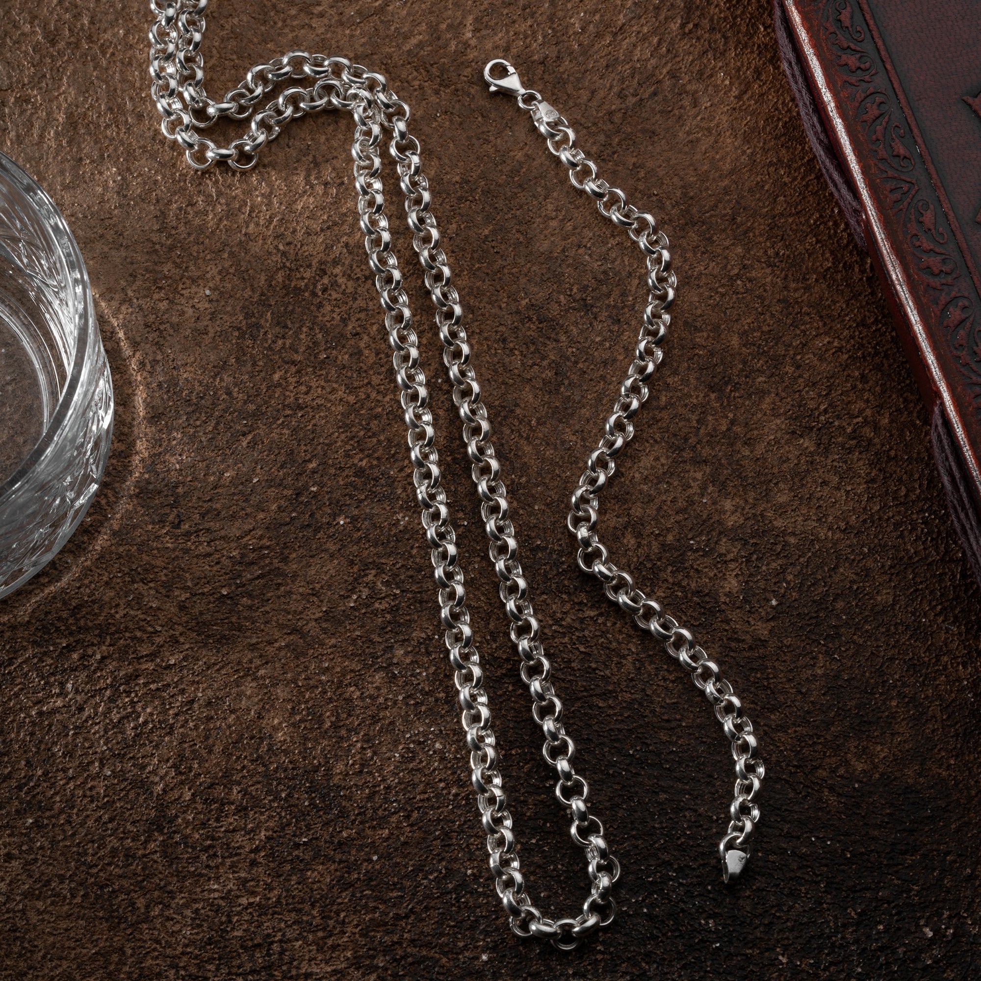 Großes Silber-Set von Ketten Boss mit 925 Silber, zeigt mehrere Ketten und Anhänger in elegantem Design.