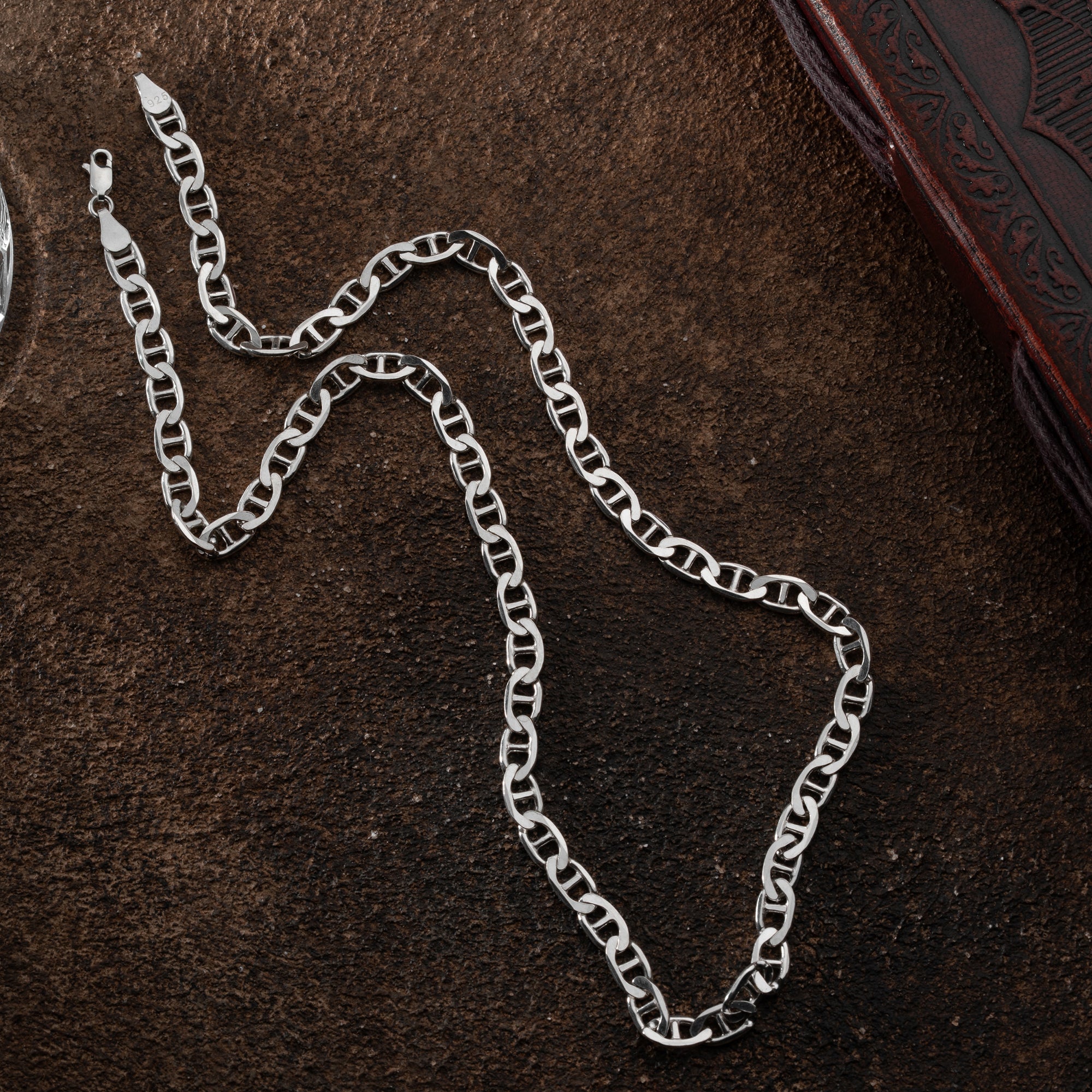 Cuban Link Halskette aus 925 Silber von Ketten Boss, detailreiche, glänzende Silberschmuckkette auf weißem Hintergrund