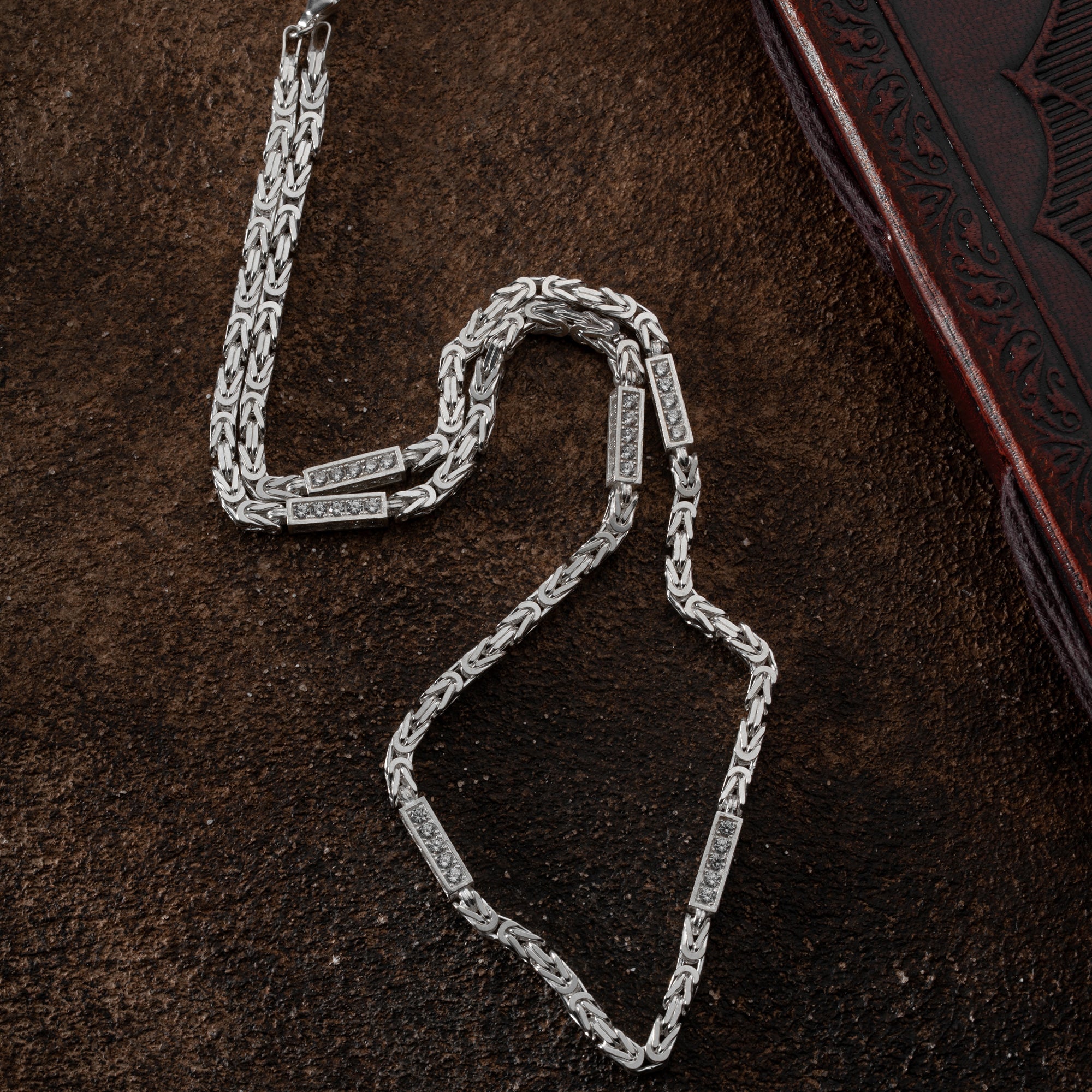 925 Silber Kette mit Strasssteinen von Ketten Boss, elegante Königskette in Schmuckqualität sichtbar auf dem Bild