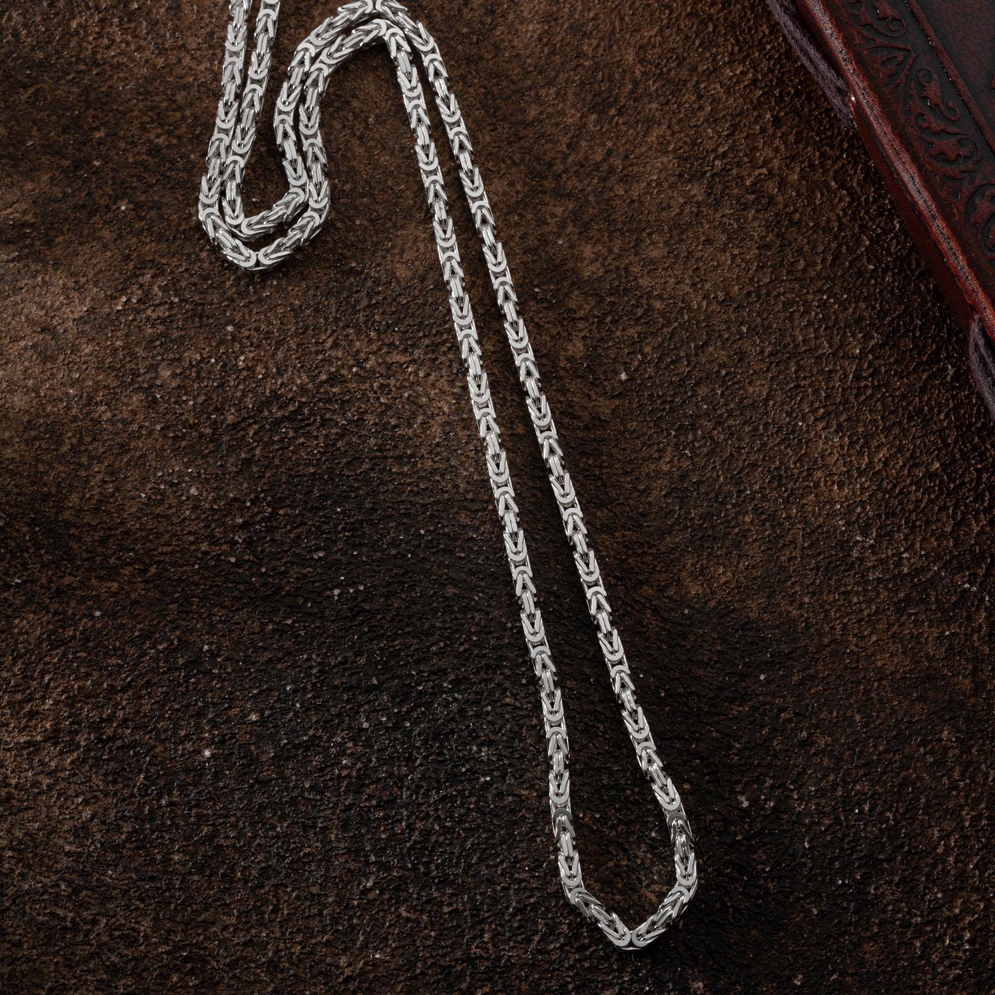 Glänzende 4 mm Königs-Kette aus 925 Silber, Ketten Boss, detailreiche Nahaufnahme der silbernen Schmuckkette