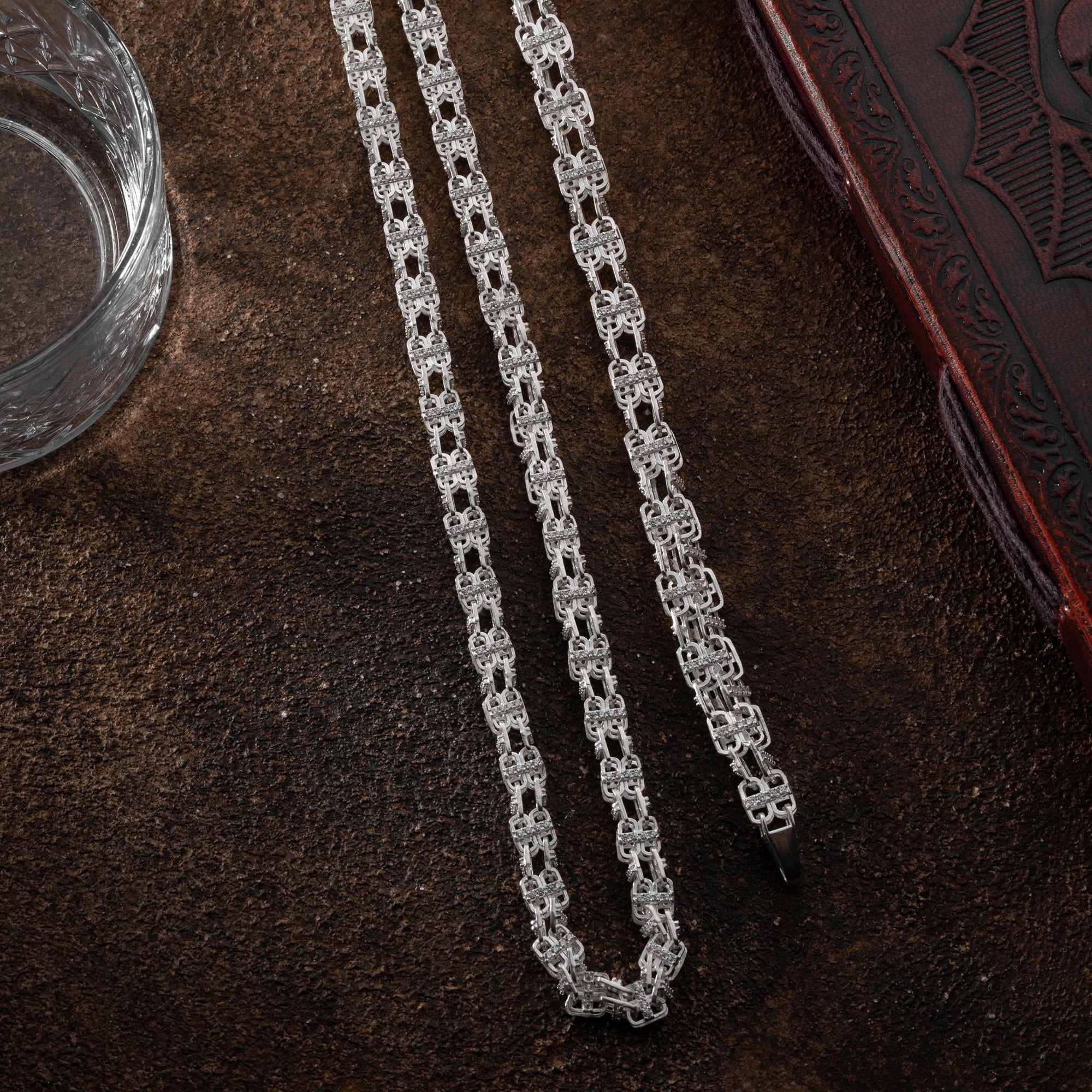 Silber Kätzchenkette Set von Ketten Boss mit feinen, glänzenden Silberketten, ideal als elegantes Schmuckset.