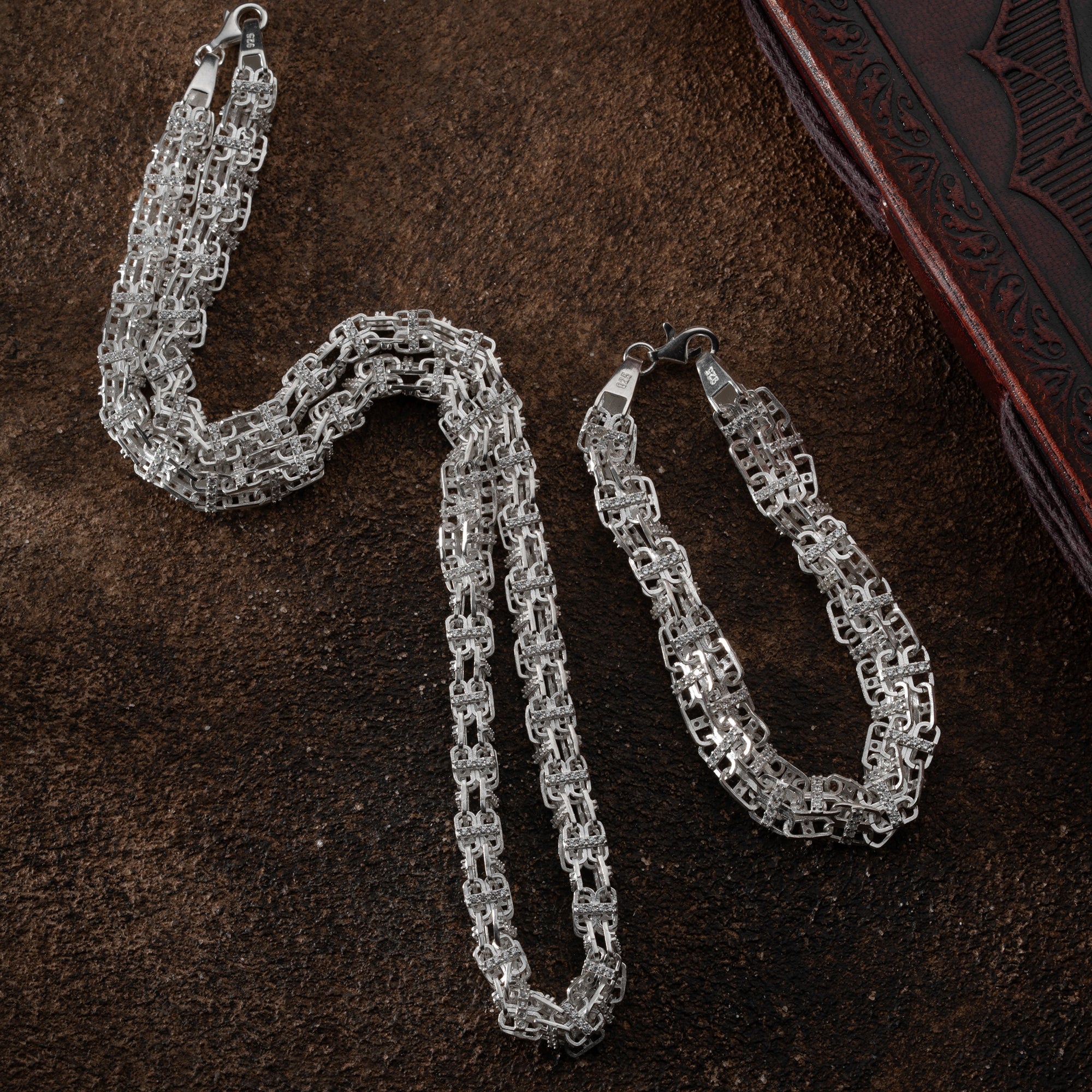 Elegantes Kätzketten-Set aus 925 Silber von Ketten Boss, detailreiche Ketten mit feinen Gliedern und schimmernder Oberfläche.