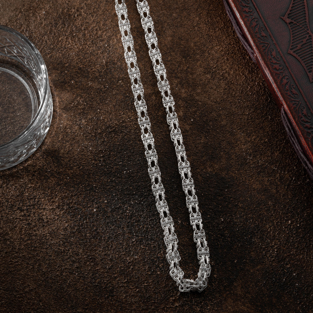 Silberkette von Ketten Boss aus 925 Silber, detailreiche Kaffeekette mit feinem Glanz, liegt auf hellem Hintergrund.