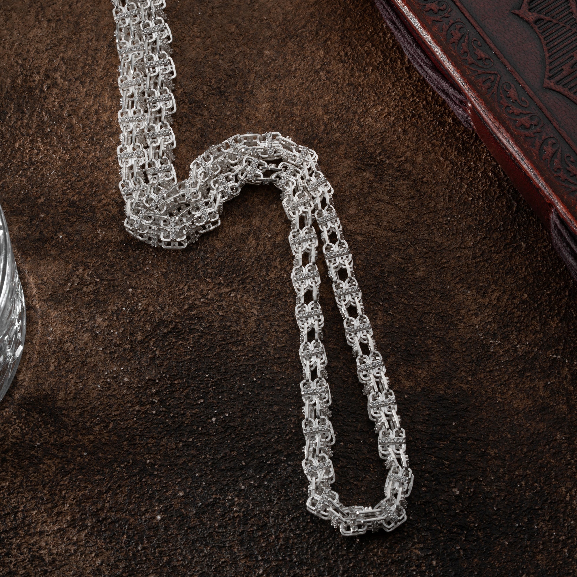 925 Silber Kätzchenkette von Ketten Boss, elegante silberne Halskette mit Katzenanhänger, detailreiche Verarbeitung sichtbar