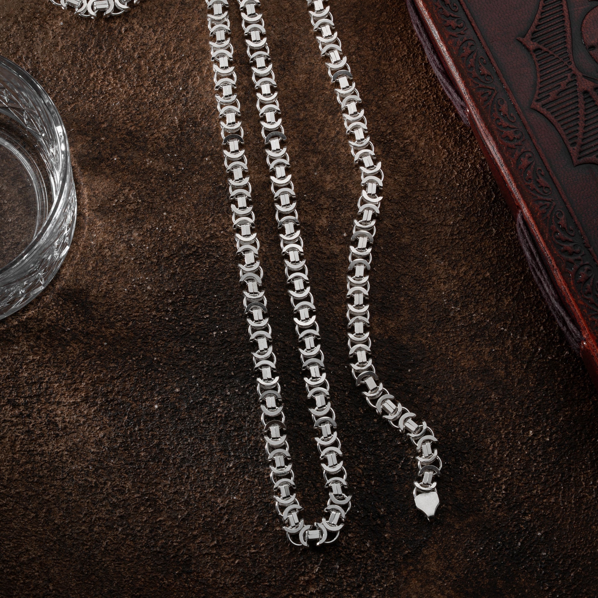Silberne Flachkette im Ketten Boss Set aus 925 Silber, detaillierte und elegante Schmuckkette auf weißem Hintergrund