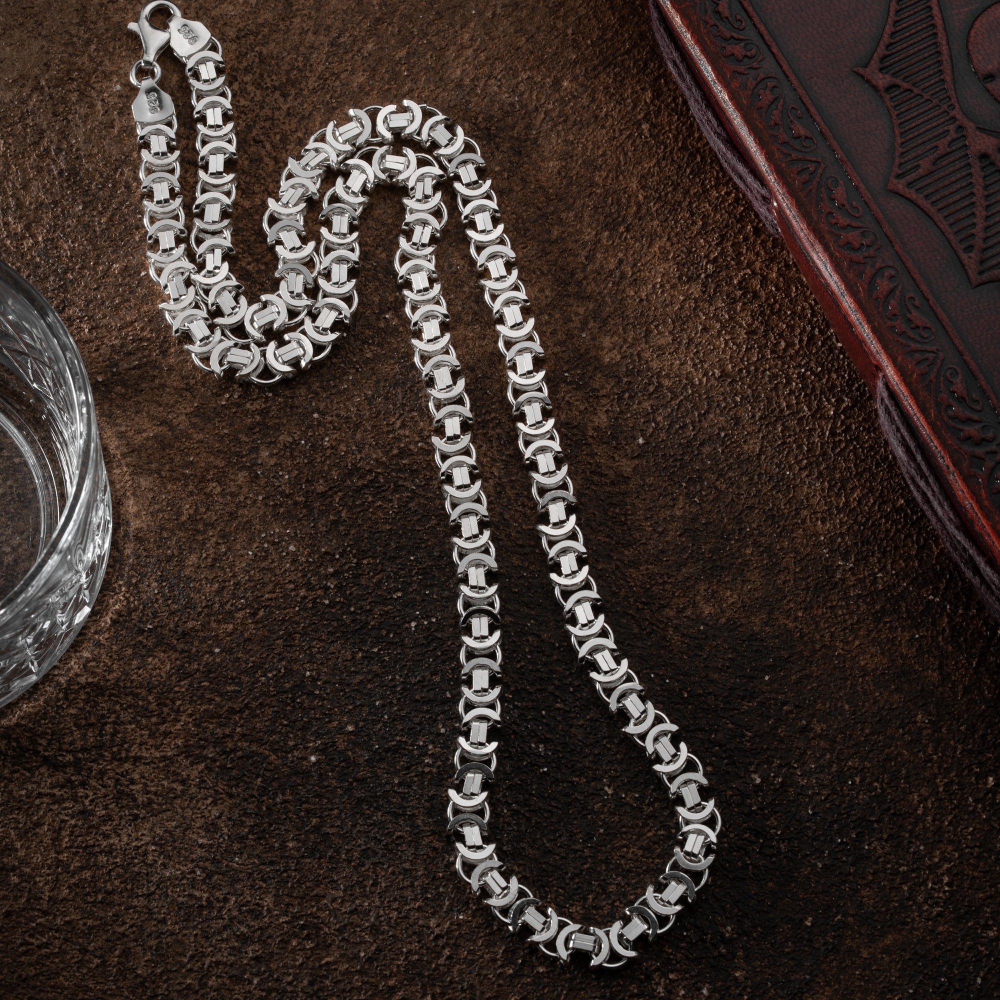 Silberne Kette Boss KÖNIGSKETTE FLACH aus 925er Silber, detaillierte Nahaufnahme des geschmeidigen Silberbandes