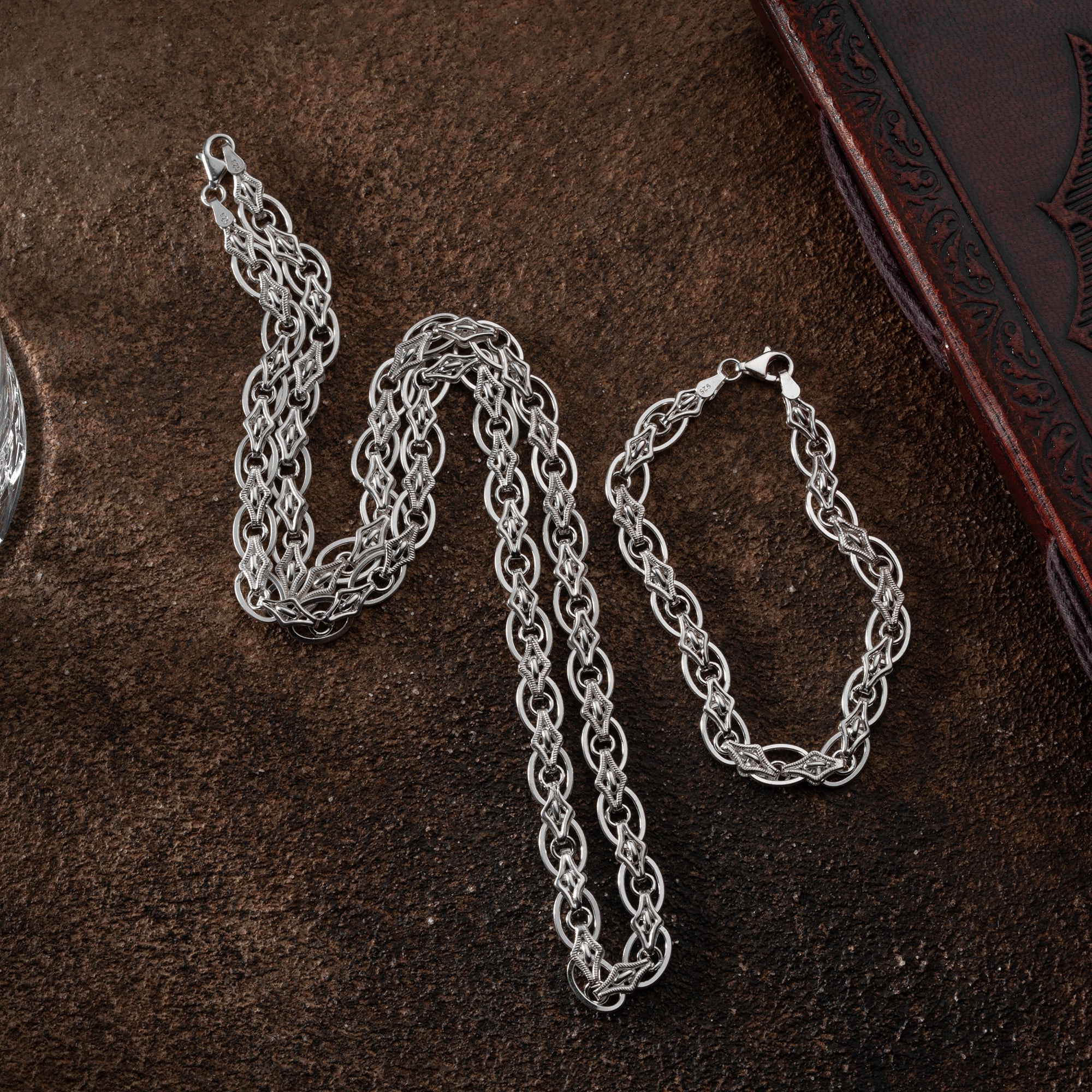 Schmuckset MAGNUS aus 925 Silber von Ketten Boss mit Ketten und passenden Anhängern auf weißem Hintergrund