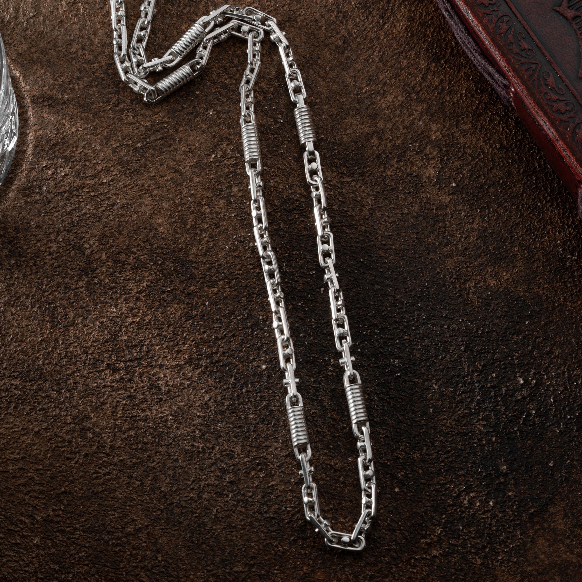 MONTECARLO Kette aus 925 Silber von Ketten Boss, detailreiche Schmuckkette mit filigranen Gliedern, auf weißem Hintergrund.