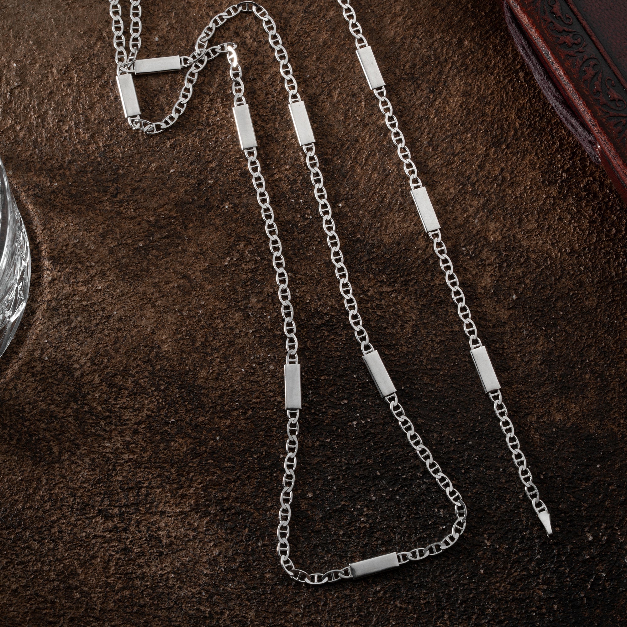 925 Silber Cuban Link Kette Set von Ketten Boss, glänzendes, massives Schmuckstück mit robusten Gliedern in Nahaufnahme