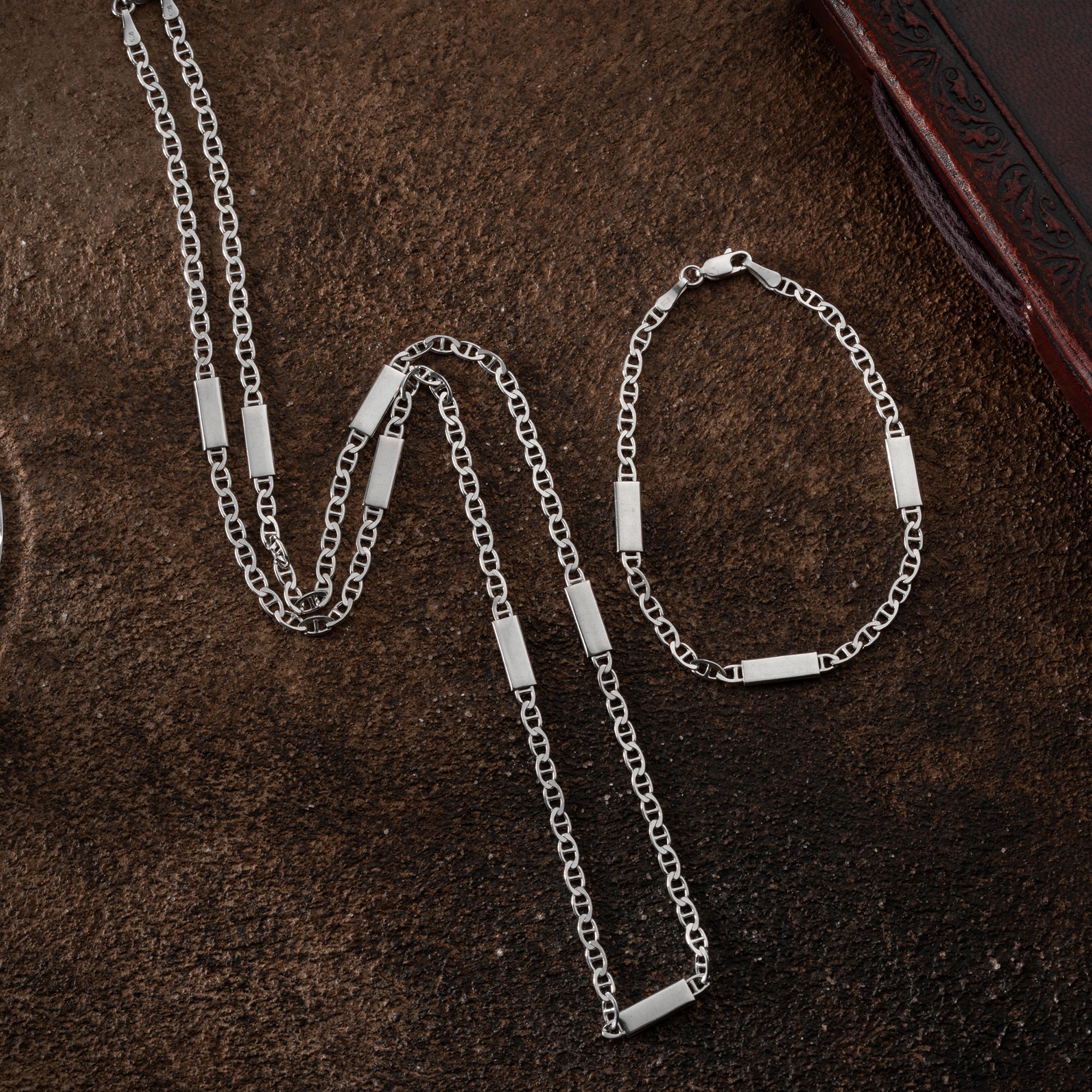 Silberne Cuban Link Halskette im Plattendesign, 925er Sterlingsilber, Ketten Boss Schmuck, Nahaufnahme des Kettenglieds