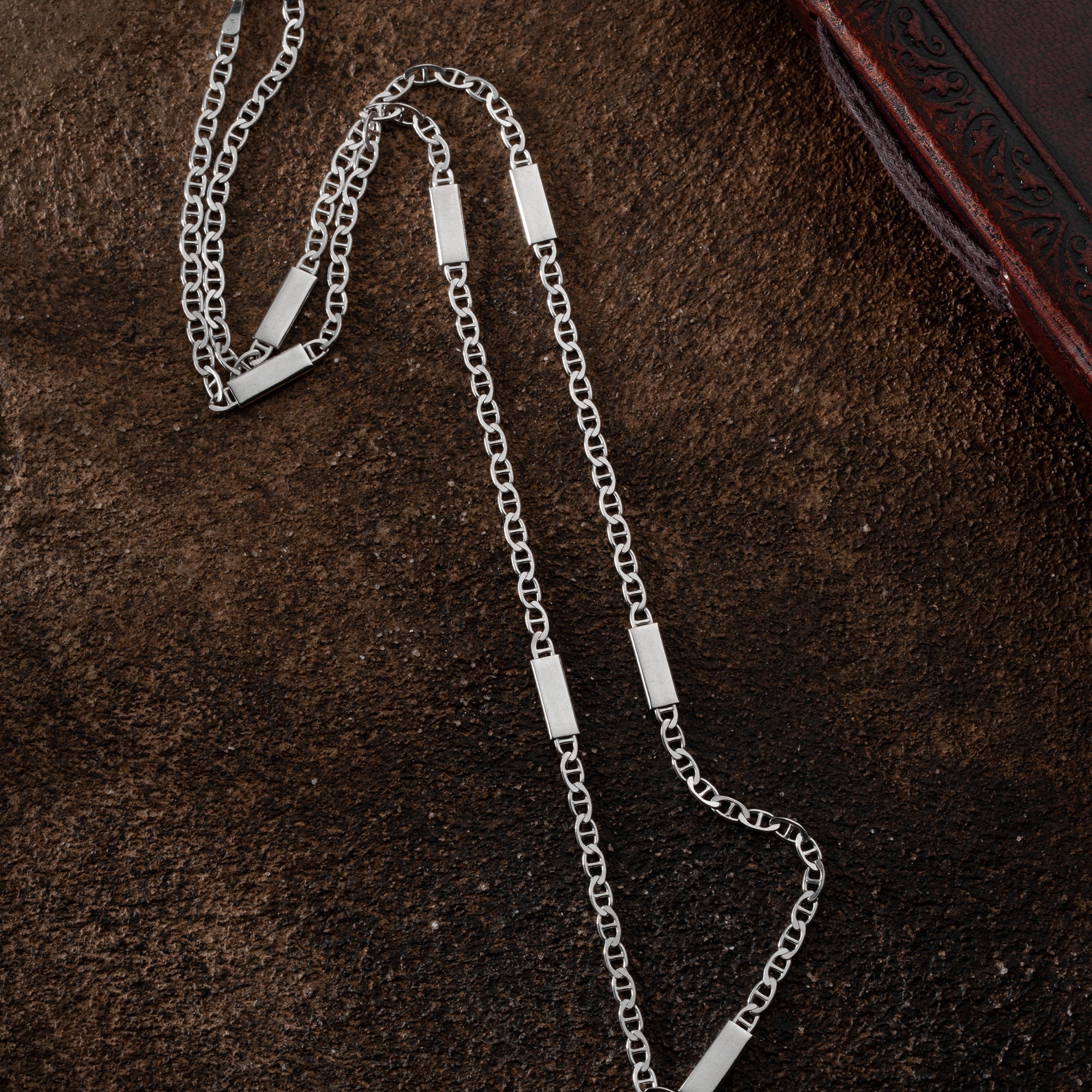 925 Silber Cuban Kette von Ketten Boss, Nahaufnahme der Plattenkette mit glänzenden Oberflächen