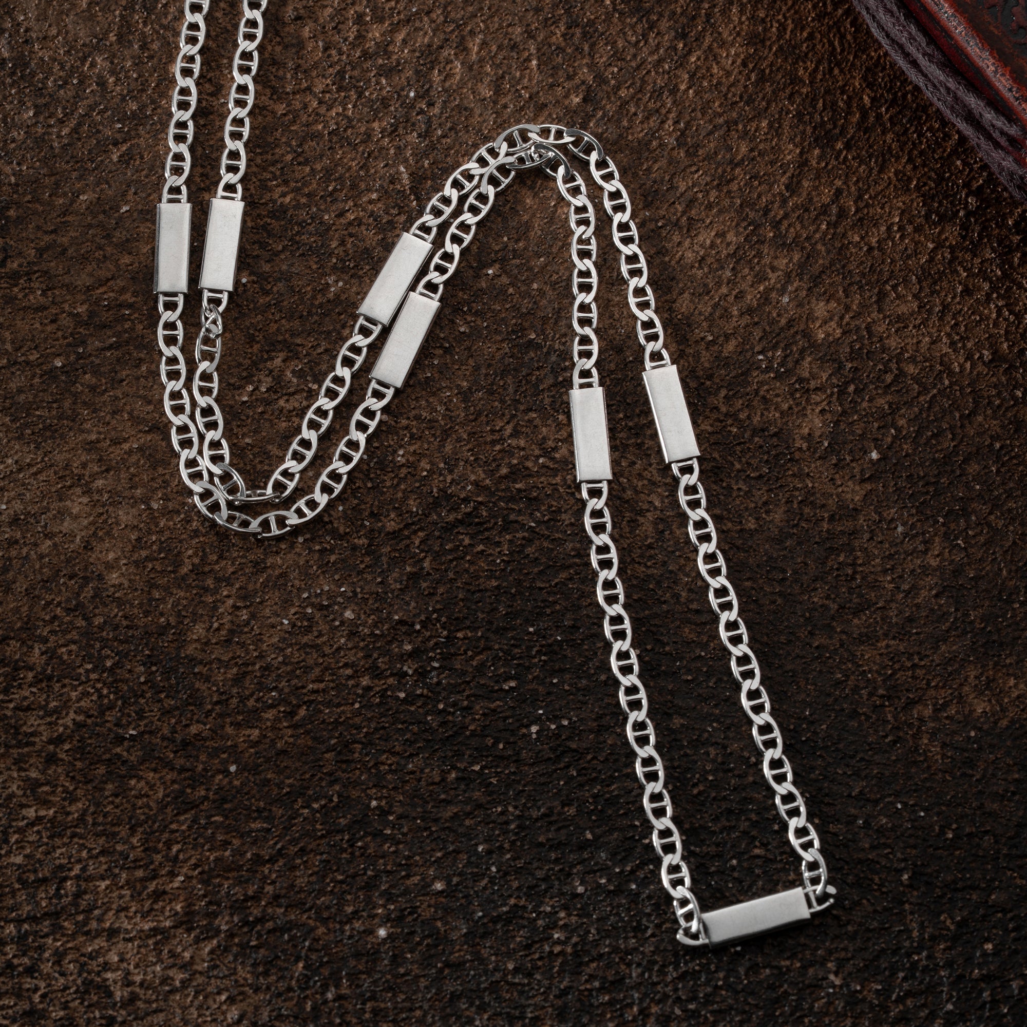 925 Silber Cuban Kette von Ketten Boss, glänzende, dicke Panzerkette mit Gliedern, Nahaufnahme des hochwertigen Schmuckstücks