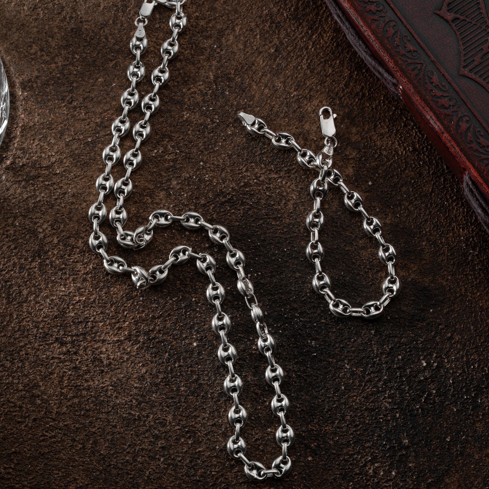Bohnen Ketten Set aus 925 Silber von Ketten Boss, detailreiche Kette mit Bohnen-Design, elegante Schmuckstücke sichtbar.