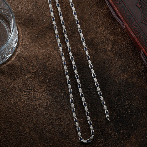 Anker Blue Diamond Set aus 925er Silber von Ketten Boss, mit blauen Diamanten und eleganten Schmuckstücken auf einem weißen Hintergrund.
