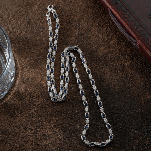 Anker Blue Diamond Halskette aus 925 Silber mit blauer Diamanten-Optik, elegante Ketten Boss Schmuck im Nahaufnahmebild