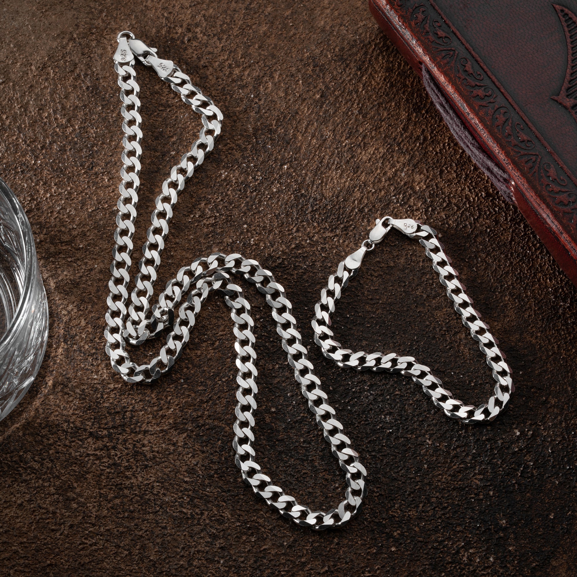 Sterling Silber Panzerkette Set von Ketten Boss, detailreiche silberne Ketten mit robustem Panzerdesign, auf weißem Hintergrund.