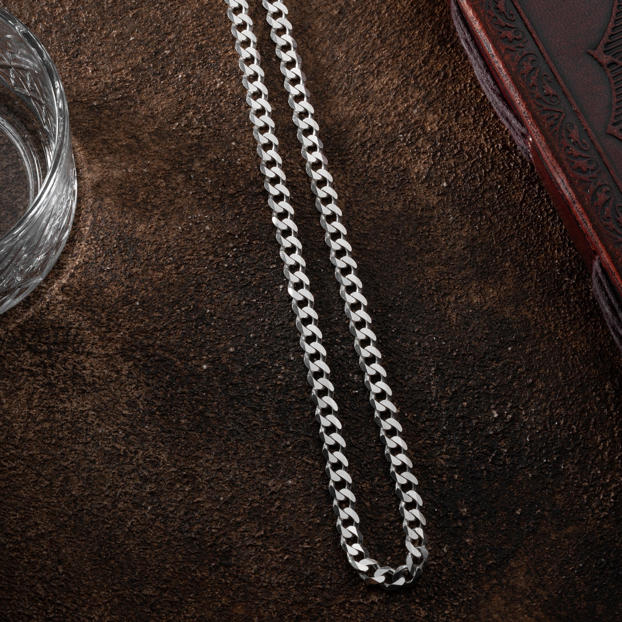 Panzer-Halskette aus 925er Silber von Ketten Boss, detaillierte Kette mit robustem Design, Nahaufnahme vor hellem Hintergrund