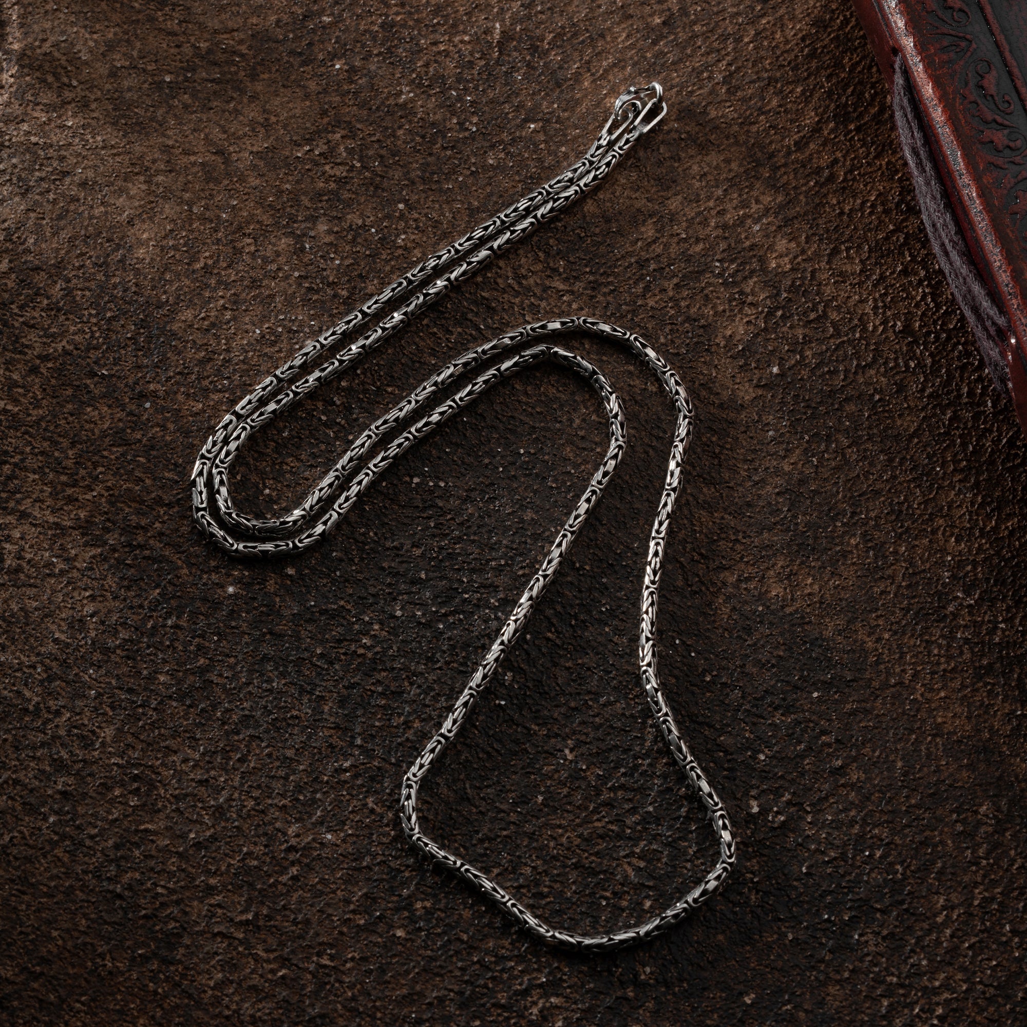 925 Silber Halskette mit ovalen 2 mm Kettengliedern, elegante Ketten Boss Damenkette auf weißem Hintergrund