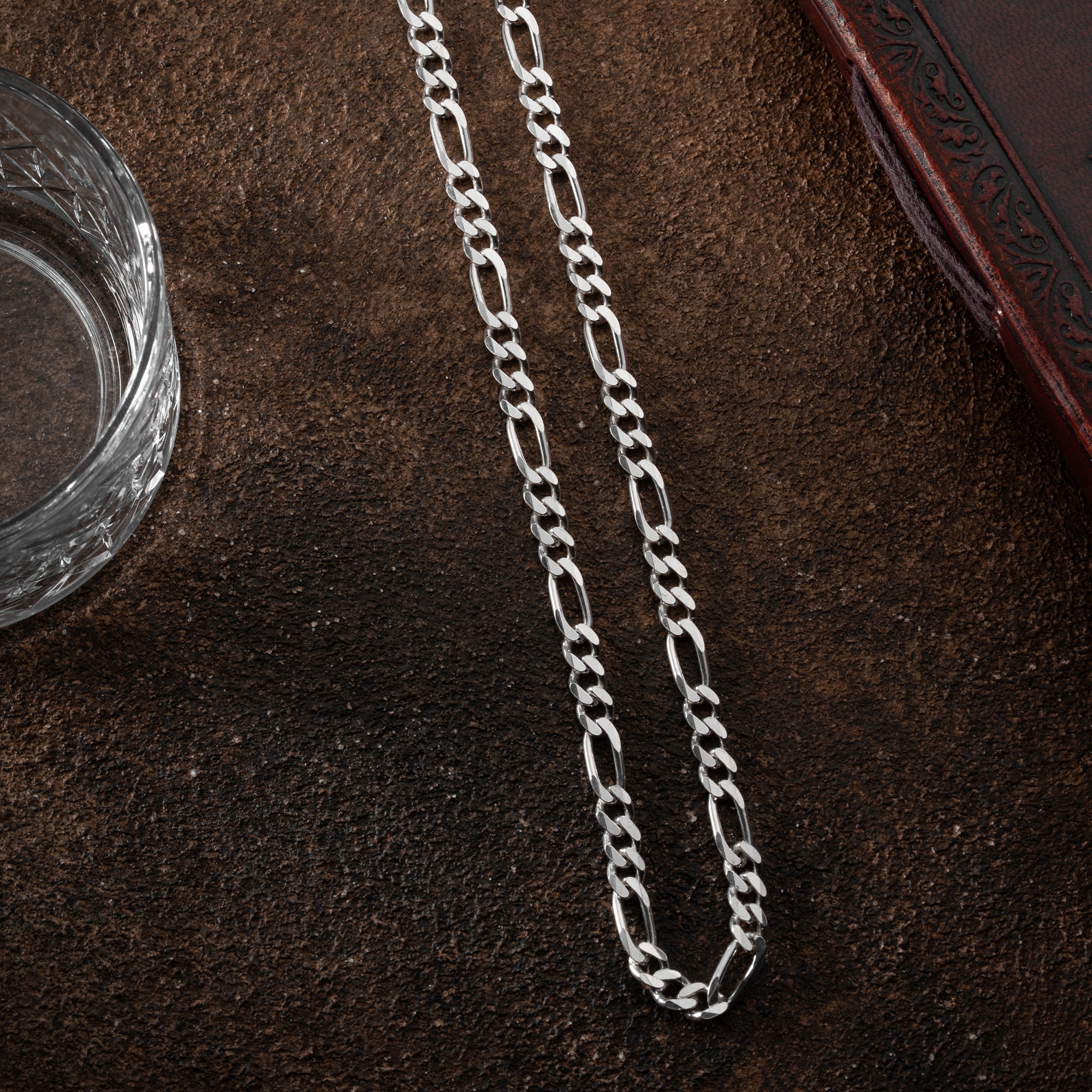 Große Figaro-Halskette aus 925 Silber von Ketten Boss, detailreiche Glieder, elegantes Schmuckstück, Nahaufnahme