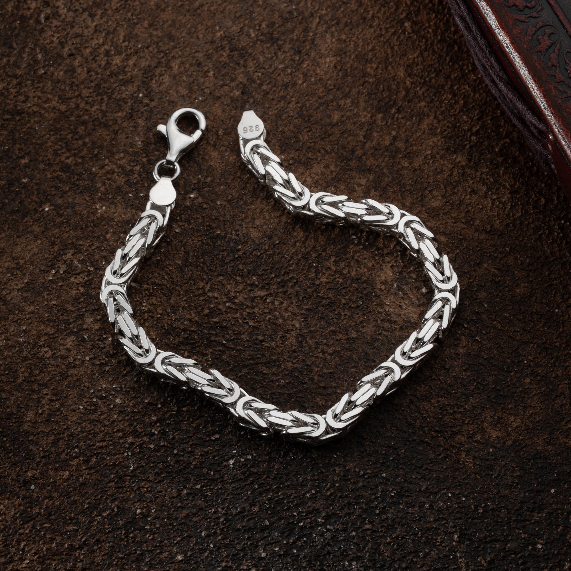 Massives viereckiges Silberarmband mit 5mm Breite von Ketten Boss, detailreiche Oberflächenstruktur, hochwertiges 925 Silber.