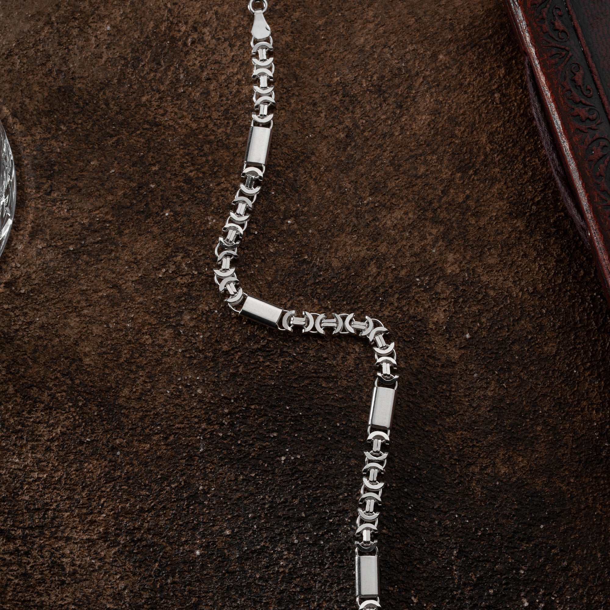 Flaches 5mm Silberarmband von Ketten Boss aus 925er Silber, detailreiche Oberfläche und elegantes Design sichtbar
