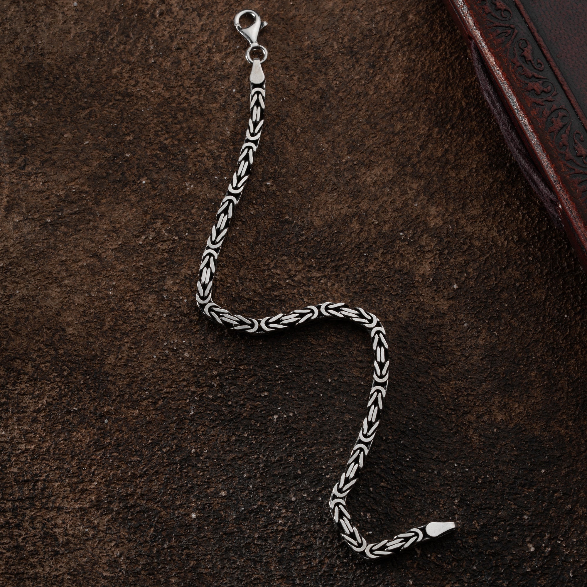 Oxidiertes viereckiges Kettenarmband aus 925 Silber, 5 mm breit, von Ketten Boss, zeigt detaillierte Oberflächenstruktur.