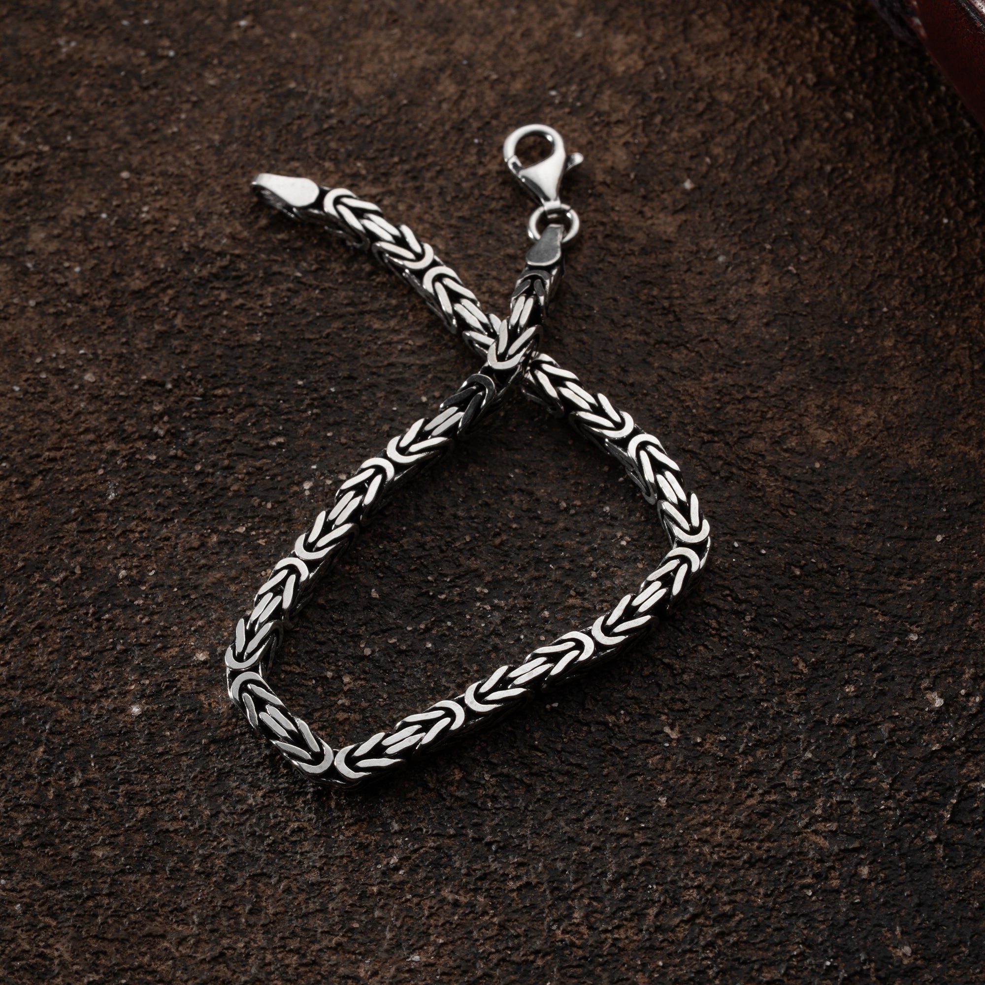 Vierkantes Ketten-Armband aus oxidiertem 925 Silber, 5 mm breit, von Ketten Boss, sichtbar mit quadratischem Design und silberner Oberfläche
