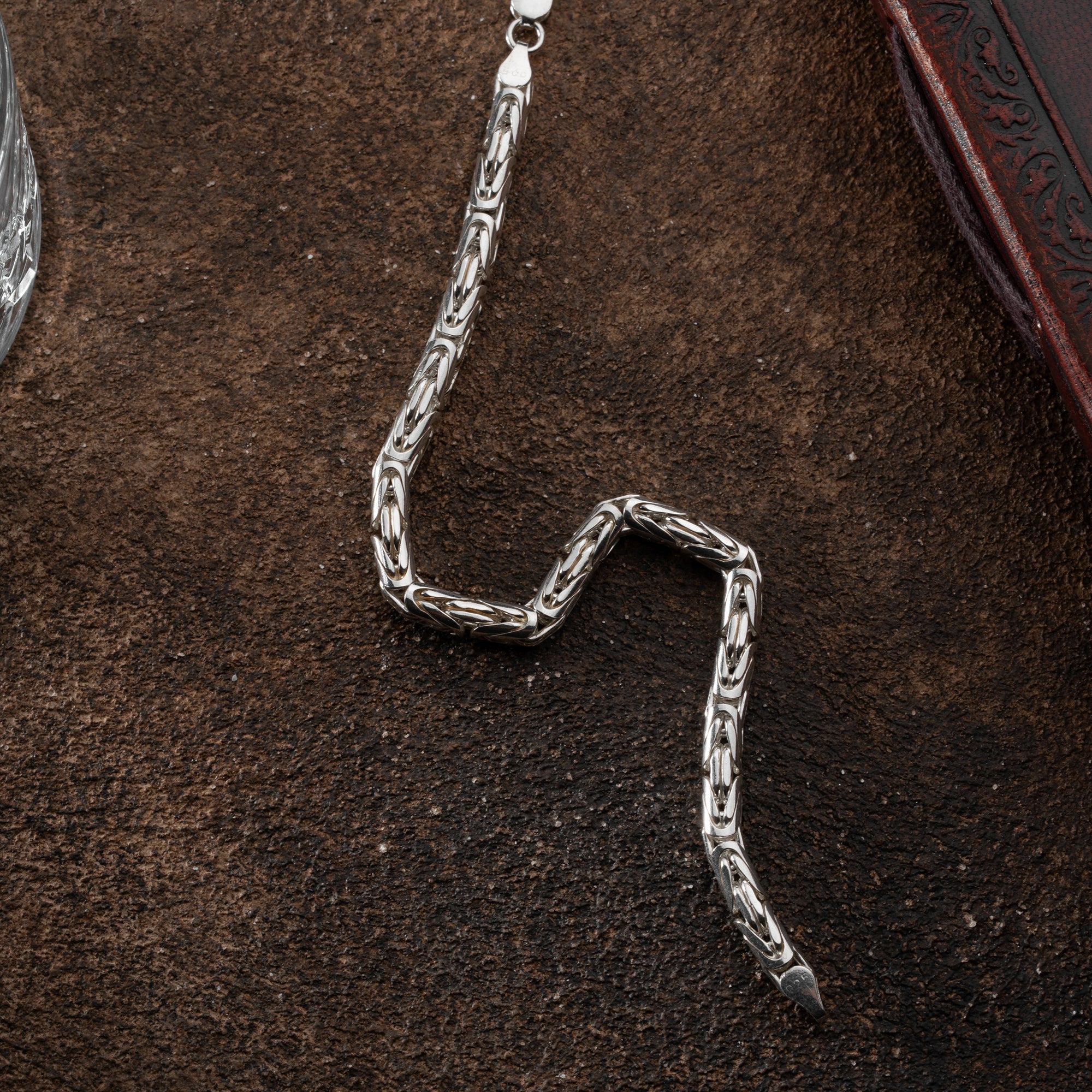 Ovales Silberarmband 5mm von Ketten Boss, 925er Sterlingsilber, glänzendes Schmuckstück mit glatten Oberflächen.