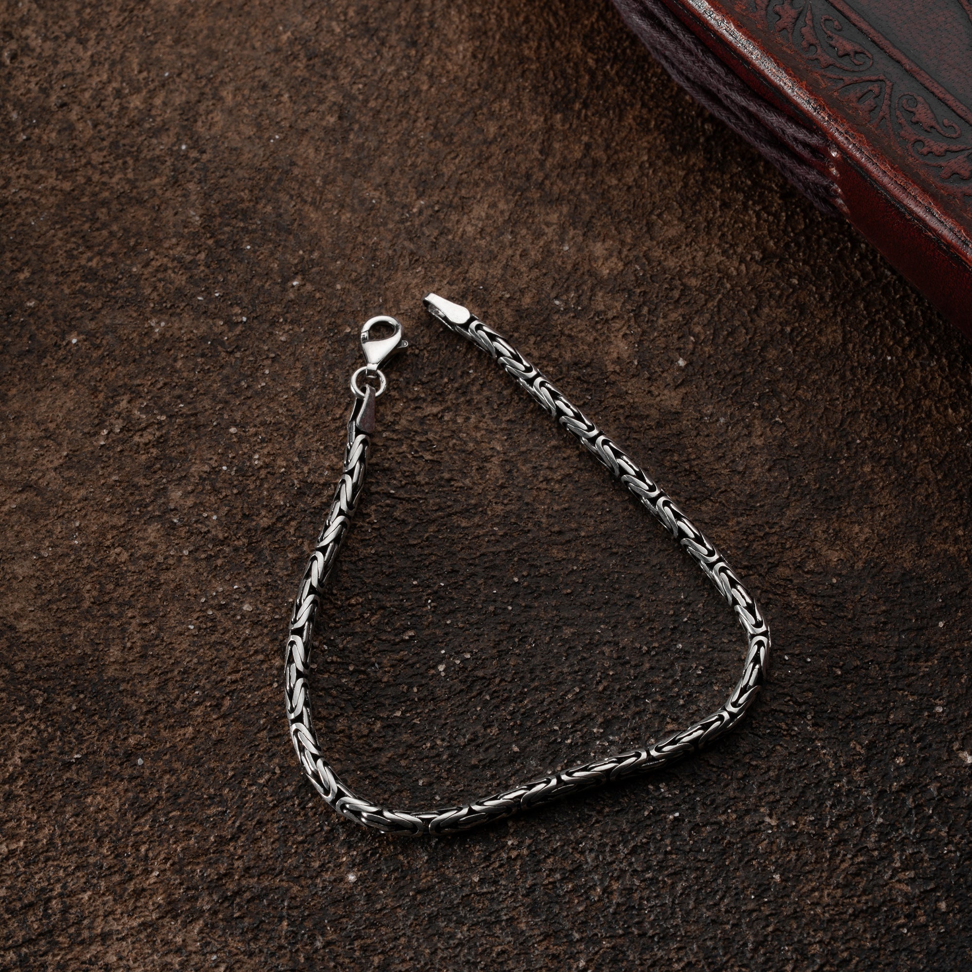 Oval oxidiertes Kettenarmband aus 925 Silber, 3 mm breit, von Ketten Boss, zeigt detaillierte Oberflächenstruktur und Handwerkskunst
