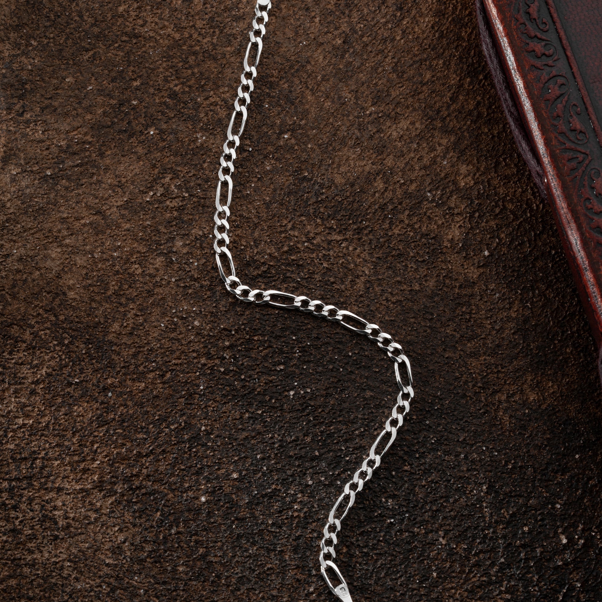 Grobes BIG FIGARO Armband aus 925 Silber von Ketten Boss, detaillierte Silberarmkette mit großen Figaro-Gliedern.