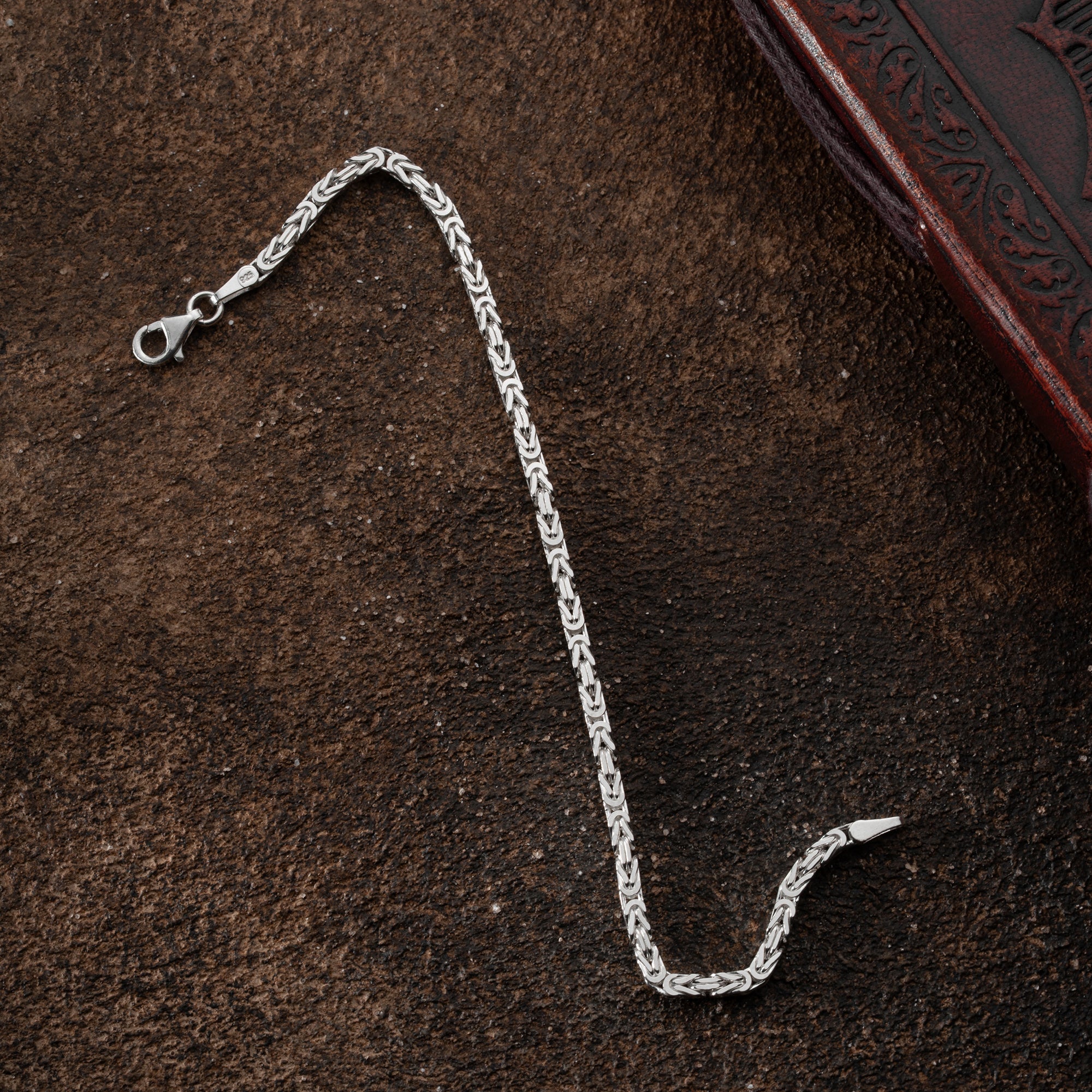 Massives viereckiges Armband aus 925 Silber mit 3 mm Breite, von Ketten Boss, detailreiche Oberfläche, eleganter Schmuck.