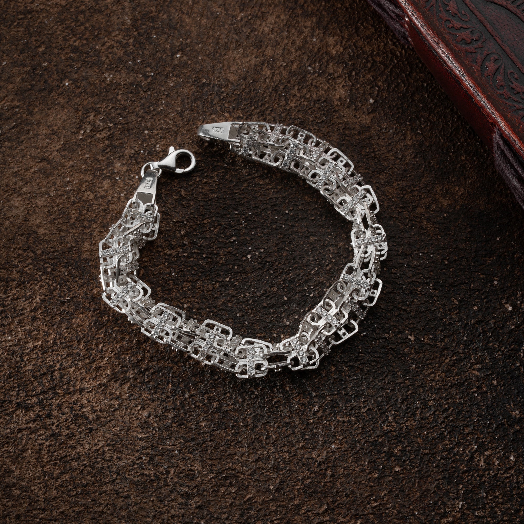 Massives 8mm K&auml;figarmband aus 925 Silber von Ketten Boss, detailreiche Oberfl&auml;che und robustes Design sichtbar.