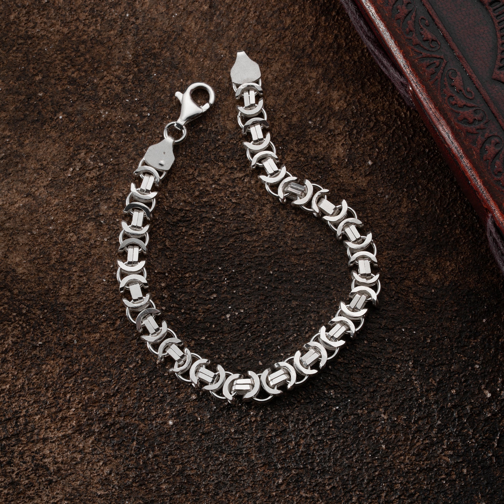 Flaches Silberarmband mit 6mm Breite von Ketten Boss, aus 925 Silber, detailreiche Oberflächenstruktur sichtbar