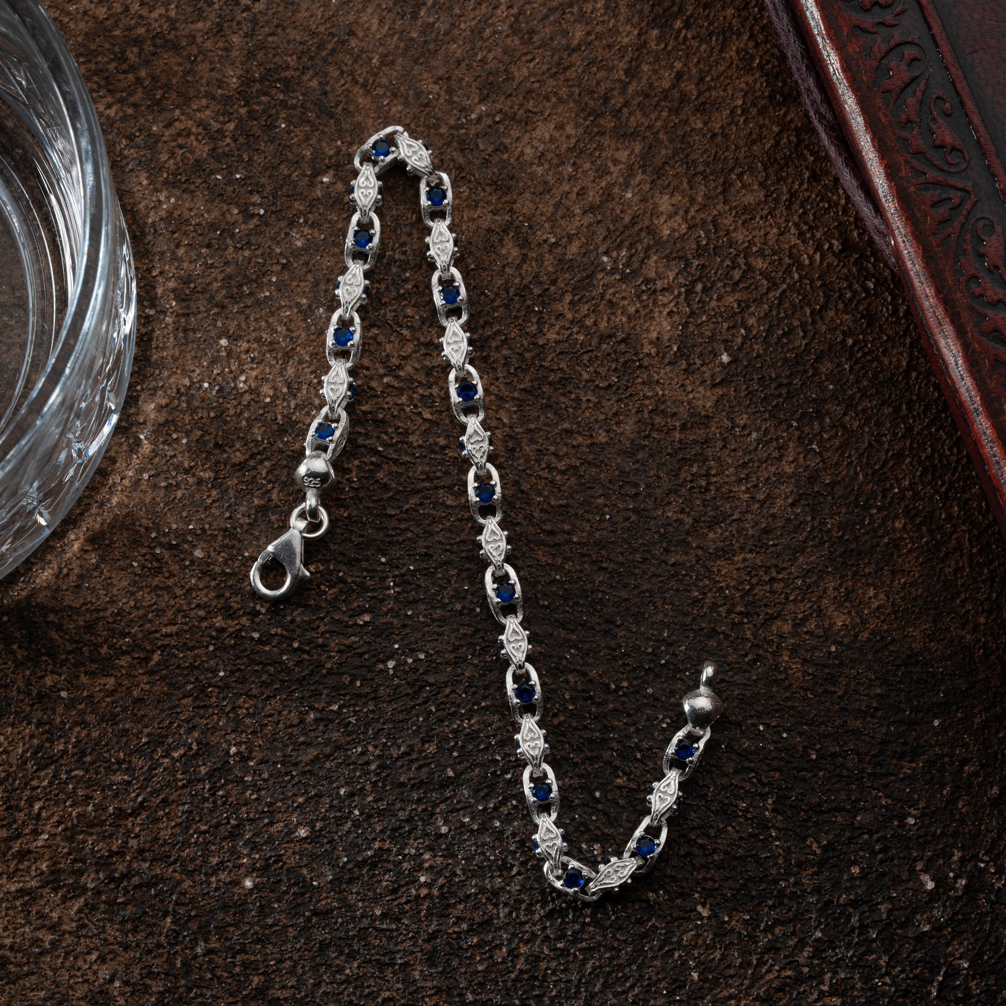 Anker Blue Diamond Armband 5mm aus 925 Silber, glänzendes Schmuckstück mit blauen Diamanten, von Ketten Boss.