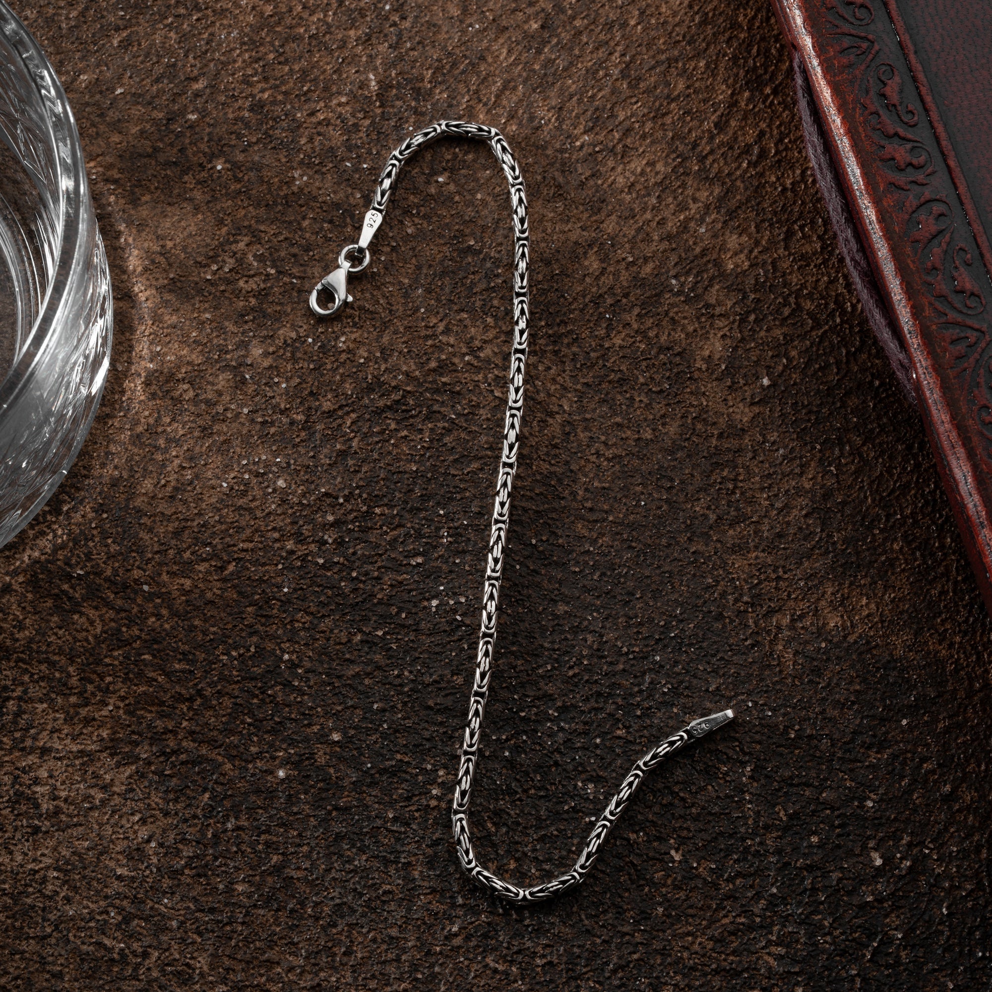 Ovales Armband aus 925 Silber mit 2,5 mm Ketten Boss Design, detaillierte Nahaufnahme des silbernen Schmuckstücks