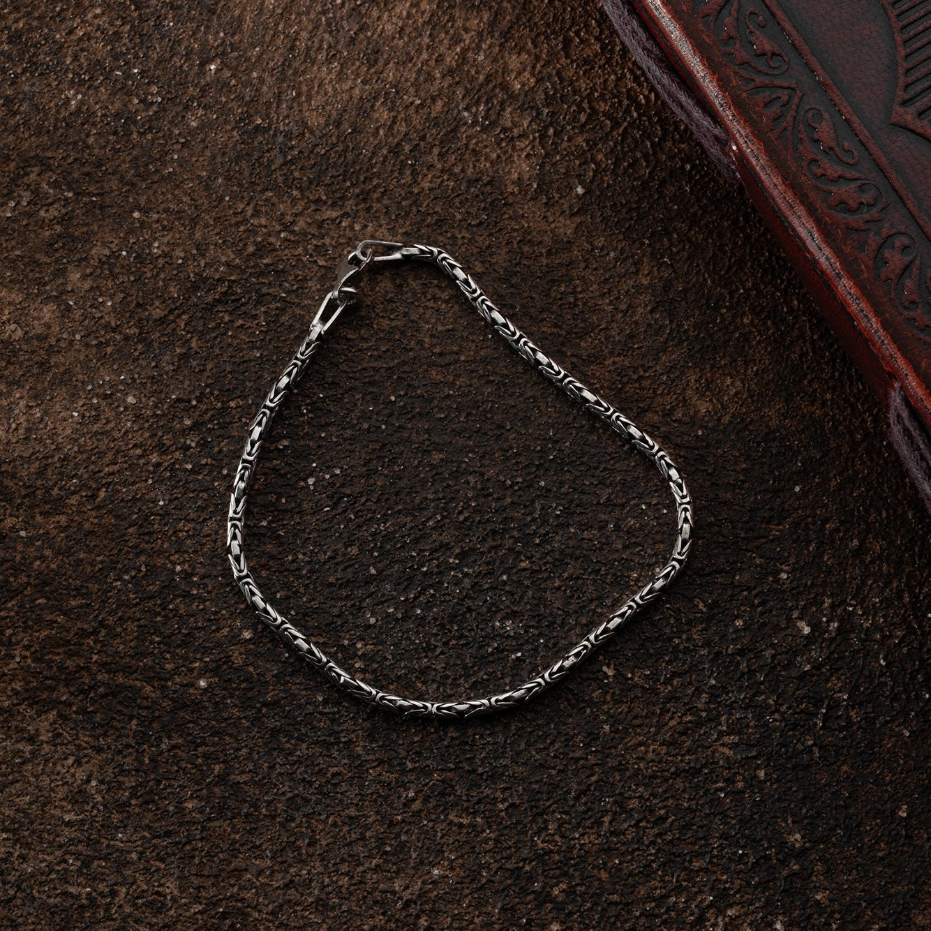 Ovales Kettenarmband aus 925 Silber, 2,5 mm breit, von Ketten Boss, zeigt das stilvolle Schmuckstück im Nahaufnahme.
