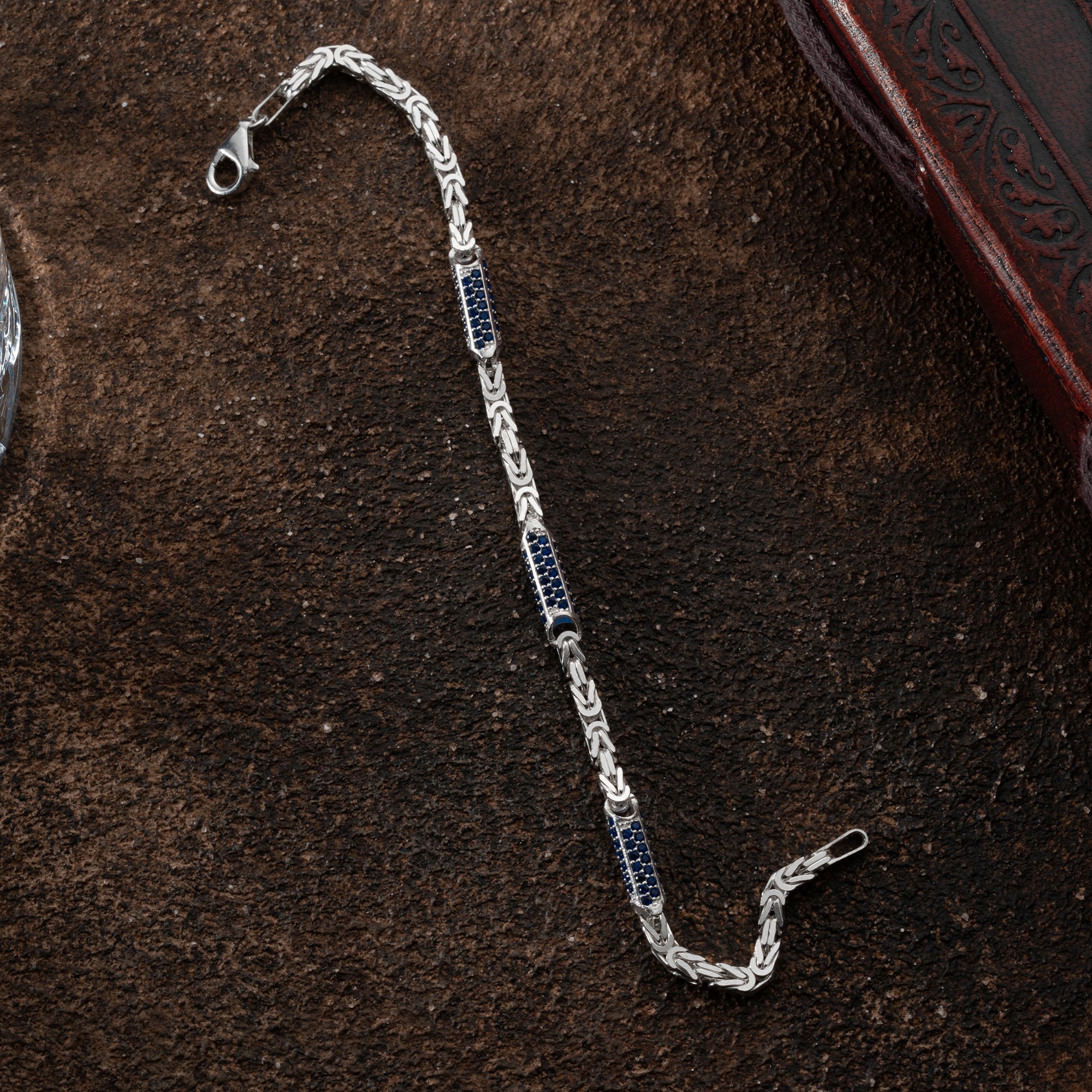 Blaues Kettenarmband mit 5 mm Strasssteinen aus 925 Silber, von Ketten Boss, detailreiche Nahaufnahme