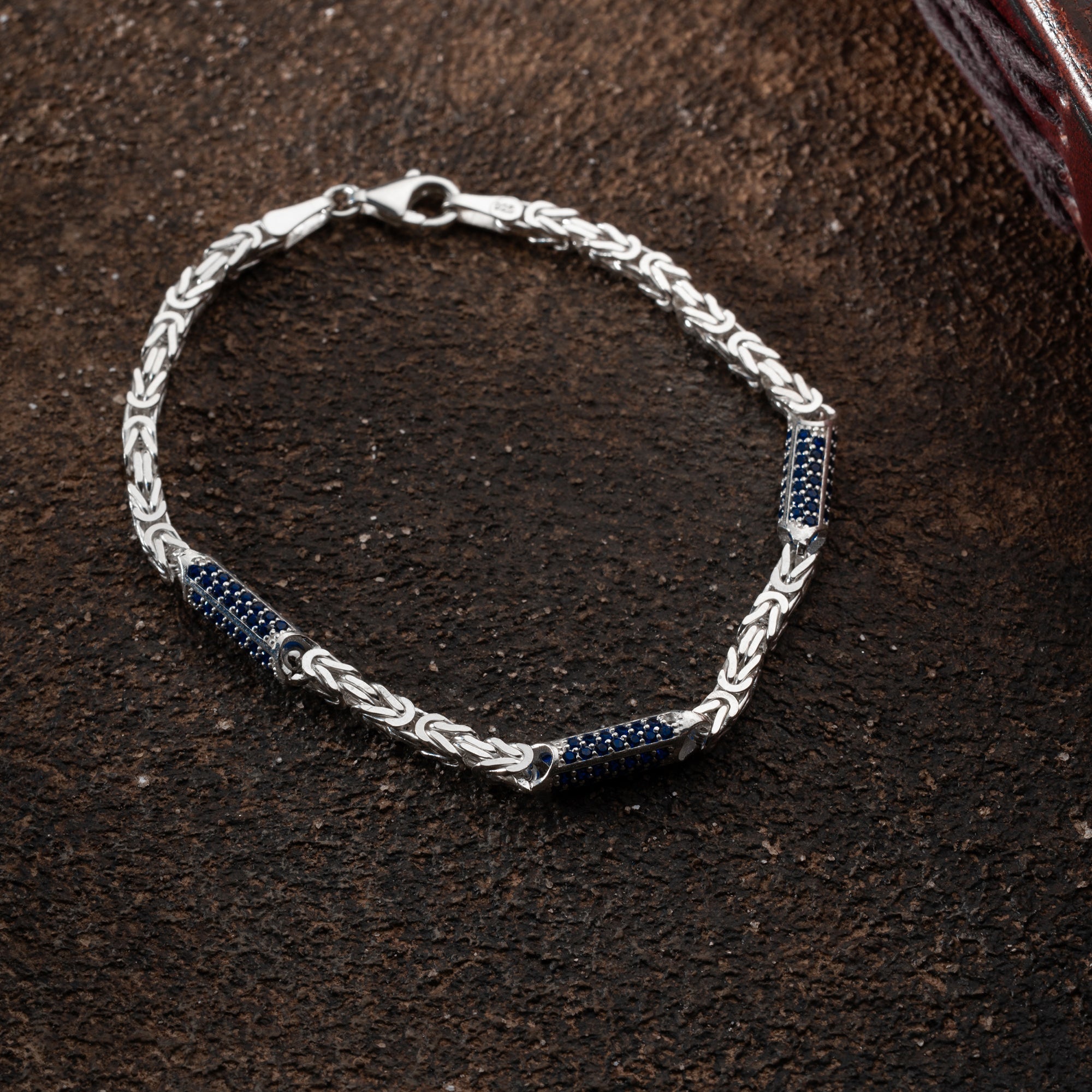 Königsarmband mit blauen Strasssteinen, 5 mm breit, aus 925 Silber, von Ketten Boss, detailreiche Schmuckaufnahme