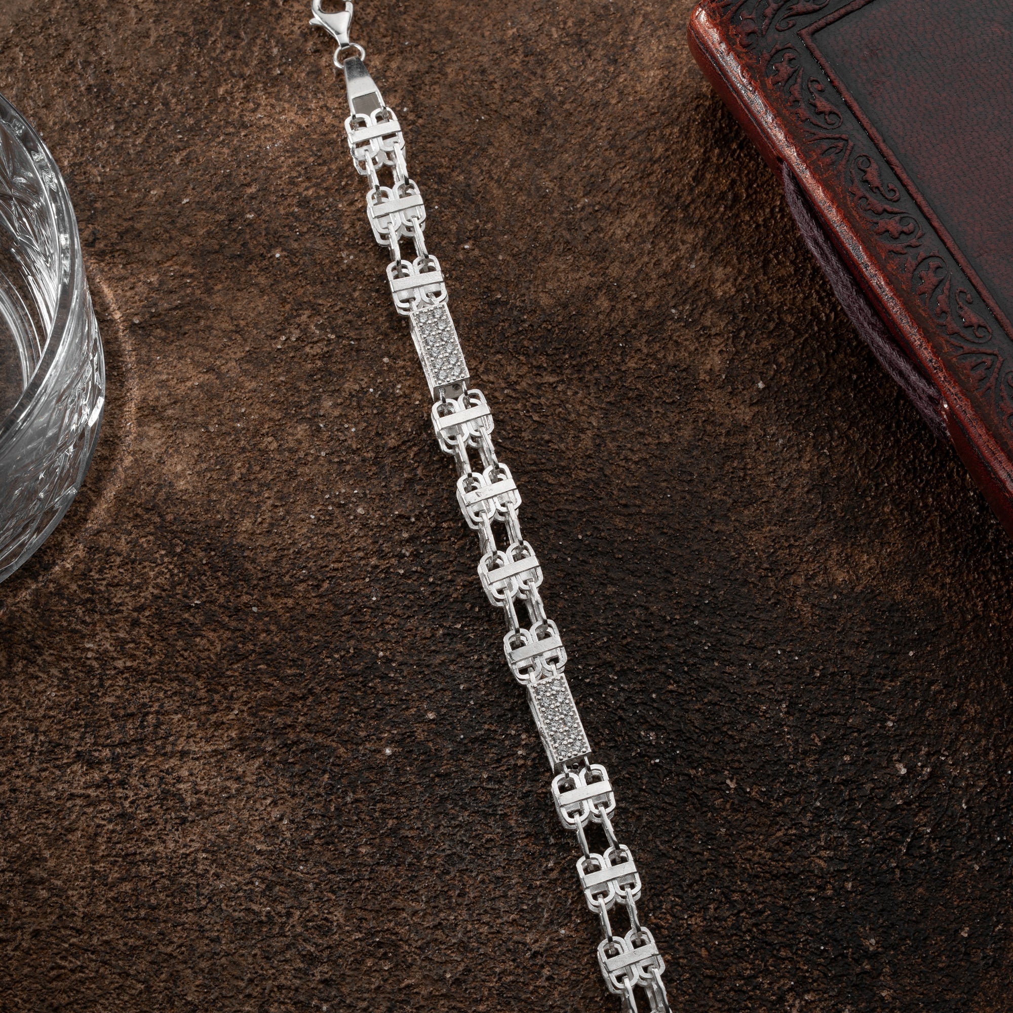 Grobes BIG KÄFIG Armband aus 925 Silber von Ketten Boss, detaillierte silberne Schmuckarmband auf weißem Hintergrund