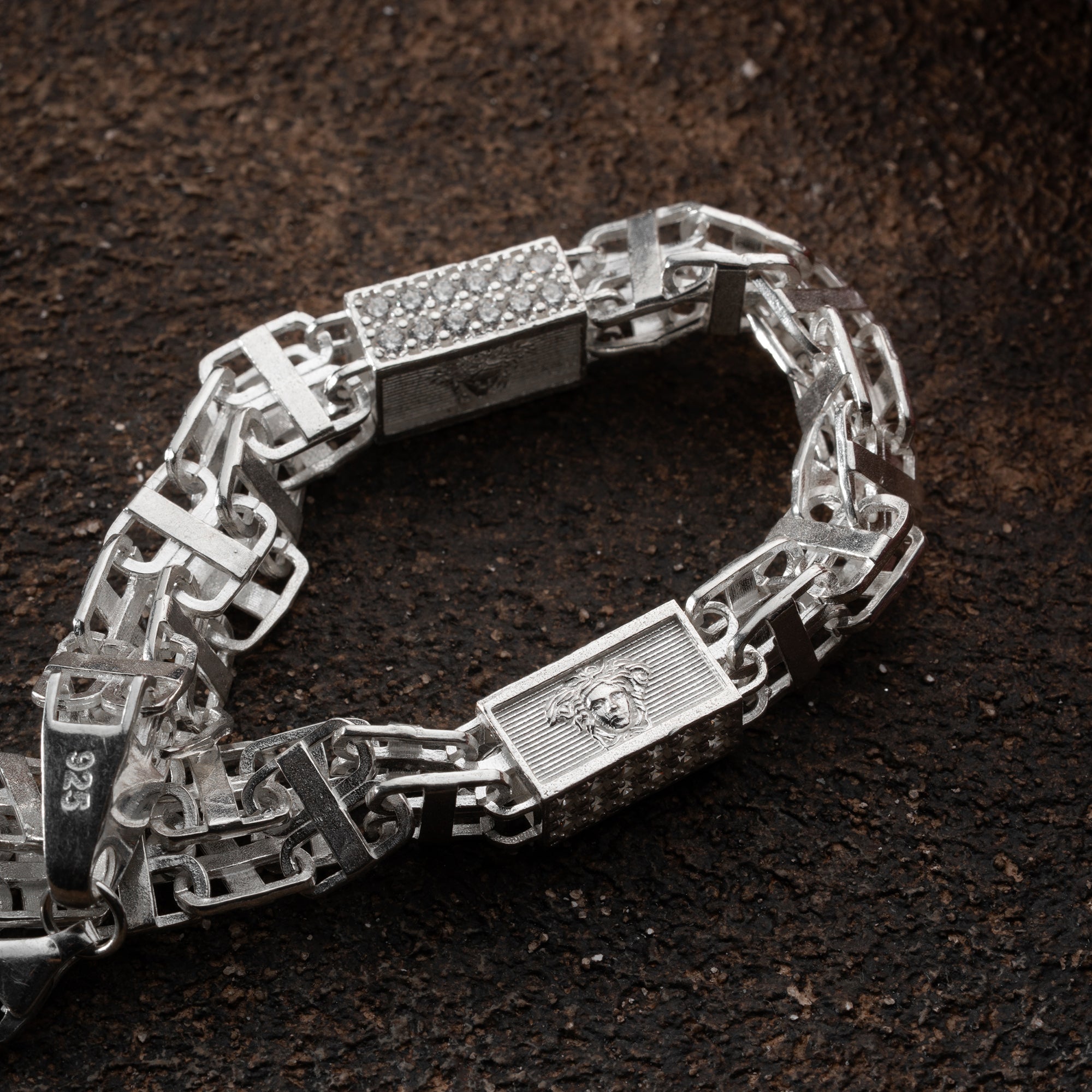 Grobes BIG KÄFIG Armband aus 925 Silber von Ketten Boss, detailreiche Verarbeitung, glänzendes Silberarmband auf weißem Hintergrund