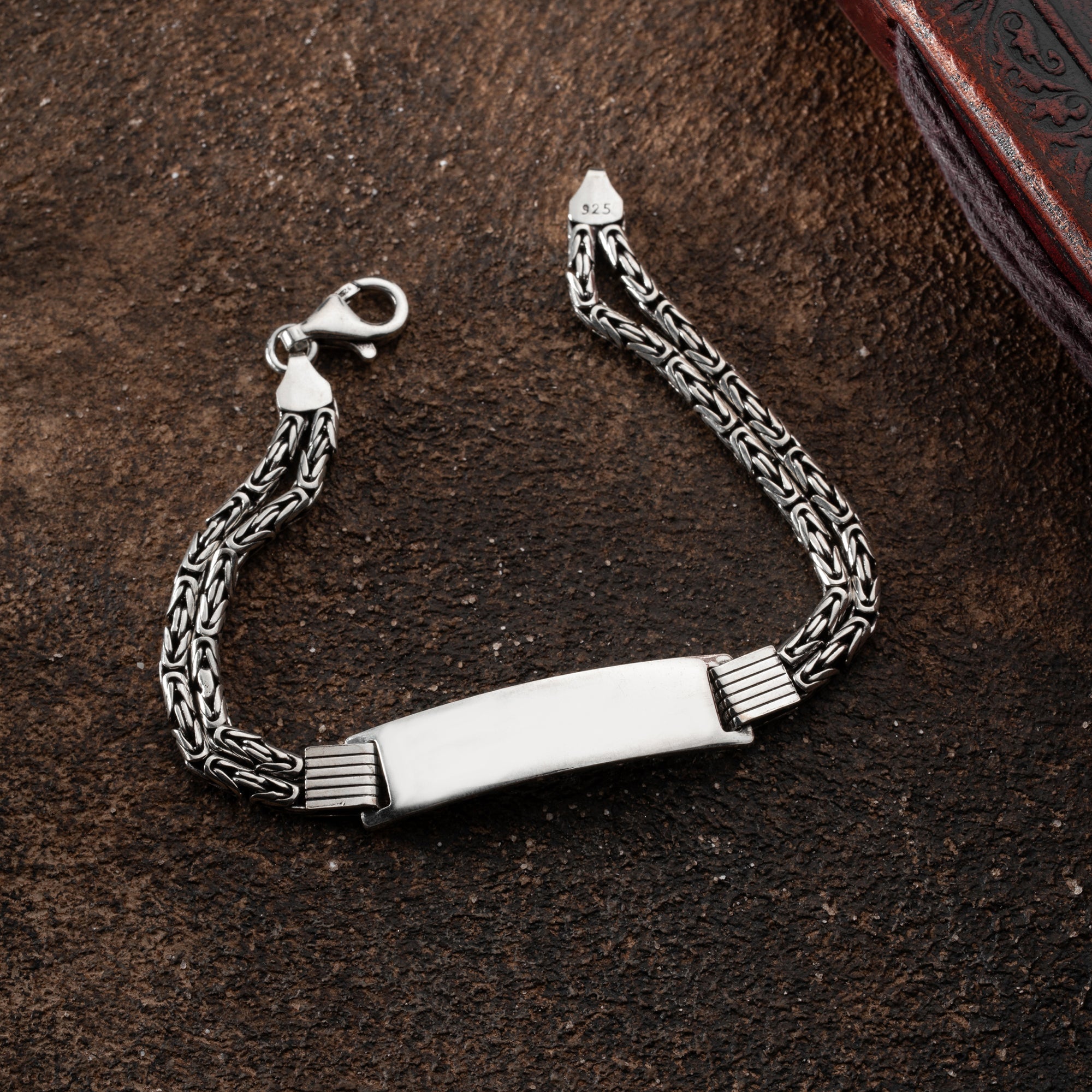 Königsarmband Duo aus 925 Silber mit Gravur, elegantes Schmuckstück von Ketten Boss, Nahaufnahme des Armbands