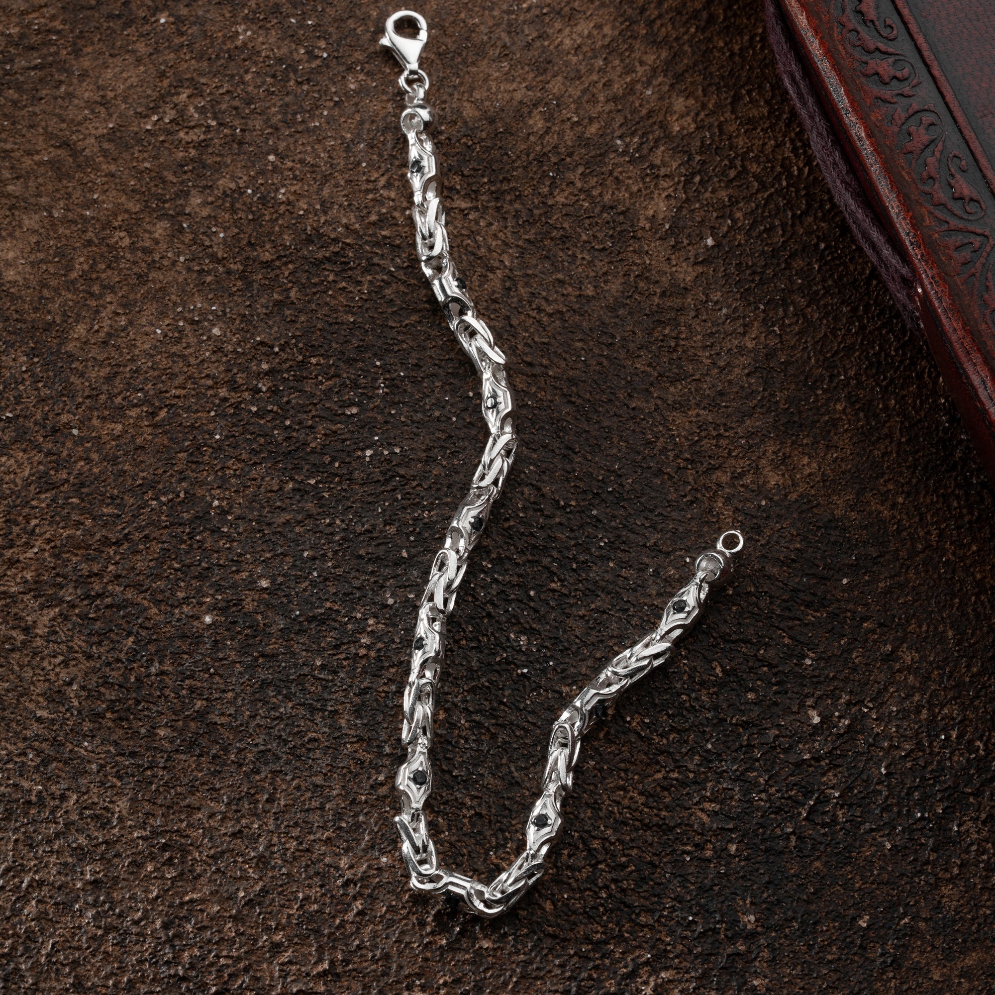 Myx Armband aus 925 Silber, 4mm breit, mit glänzendem Oberflächenfinish und Ketten Boss Markenlogo sichtbar.