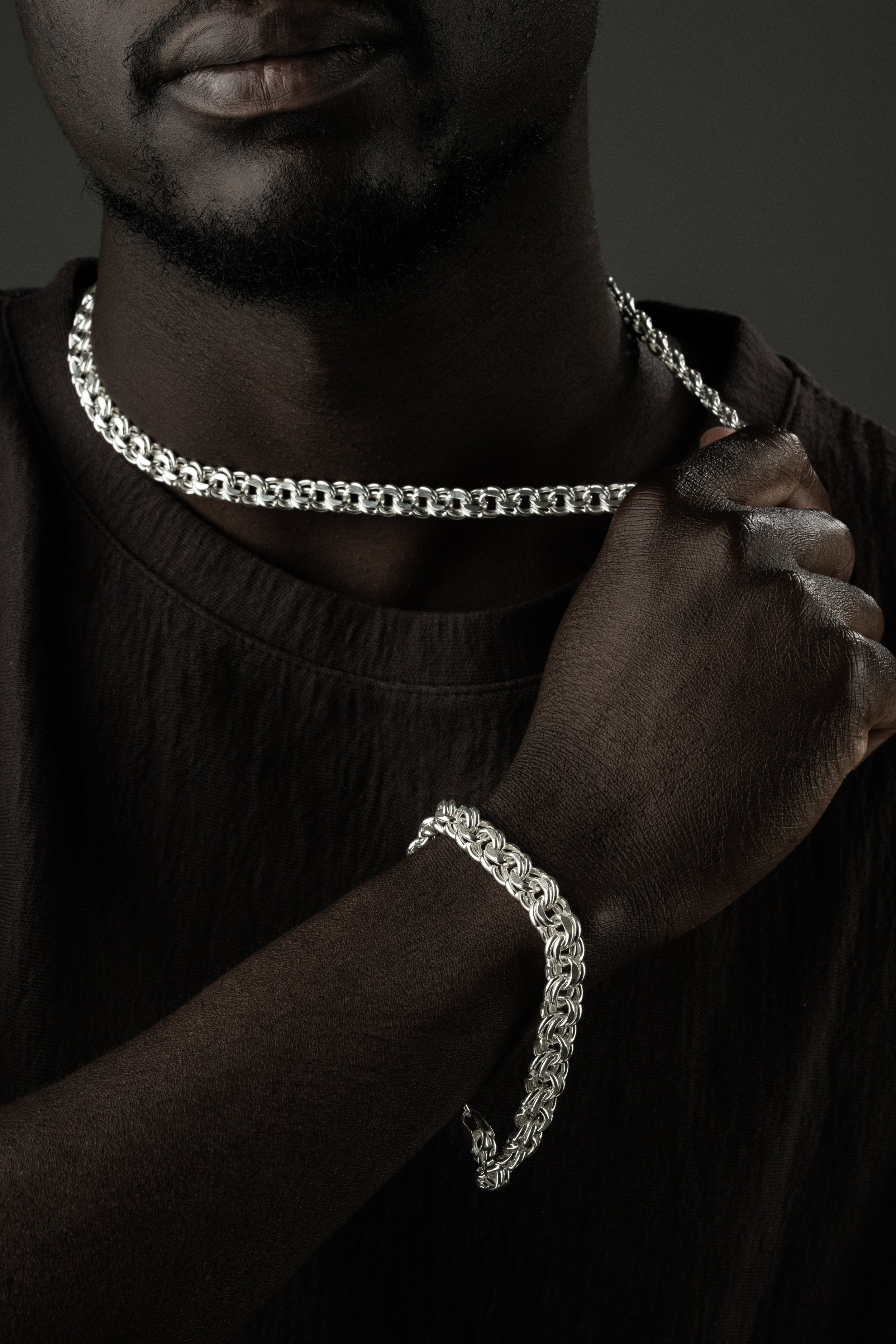 Elegante Ketten Boss Silber Set aus 925er Silber mit mehreren filigranen Halsketten, auf einem weißen Hintergrund präsentiert