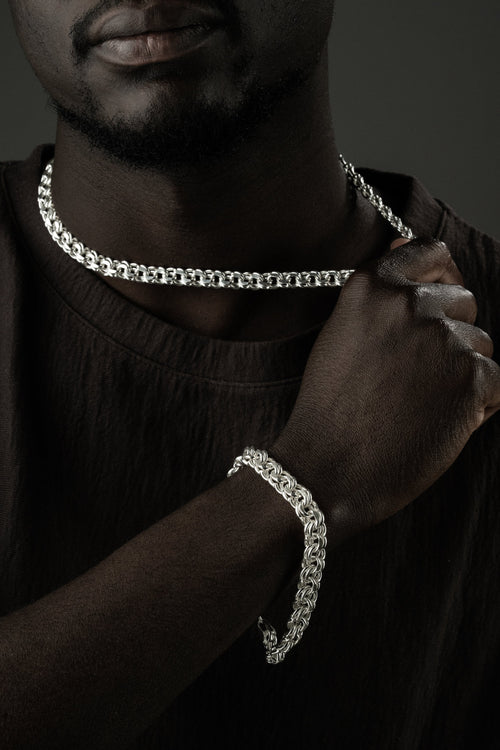 Elegante Ketten Boss Silber Set aus 925er Silber mit mehreren filigranen Halsketten, auf einem weißen Hintergrund präsentiert