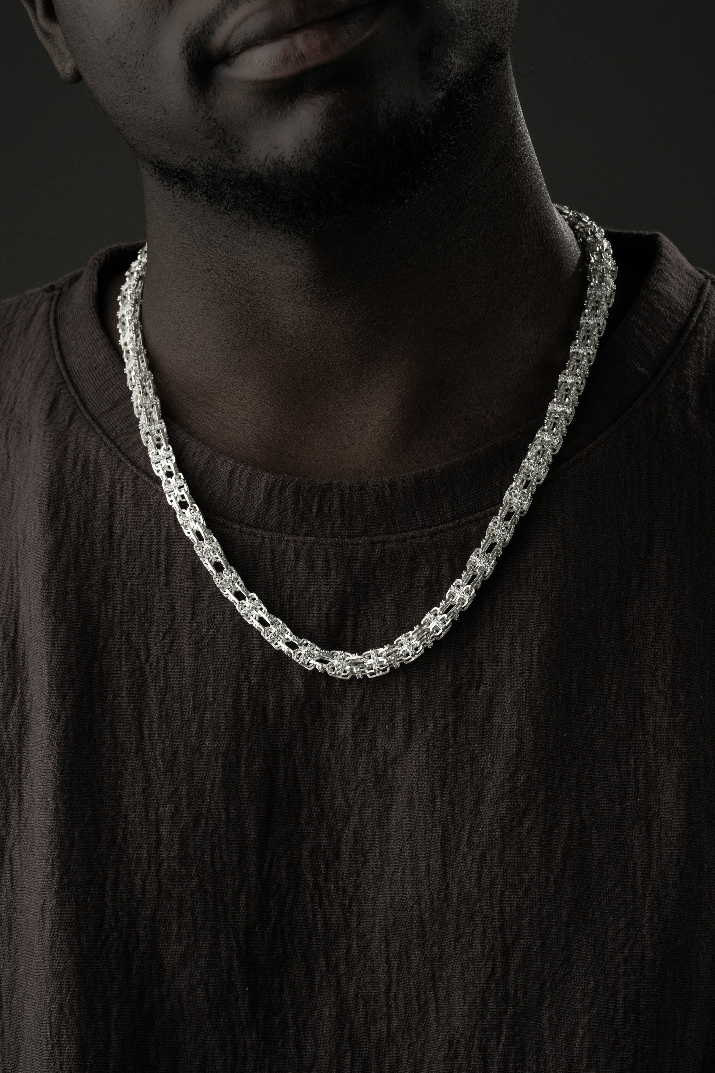 Silberkette von Ketten Boss, aus 925 Sterling Silber, mit feinen Gliedern, auf weißem Hintergrund fotografiert.