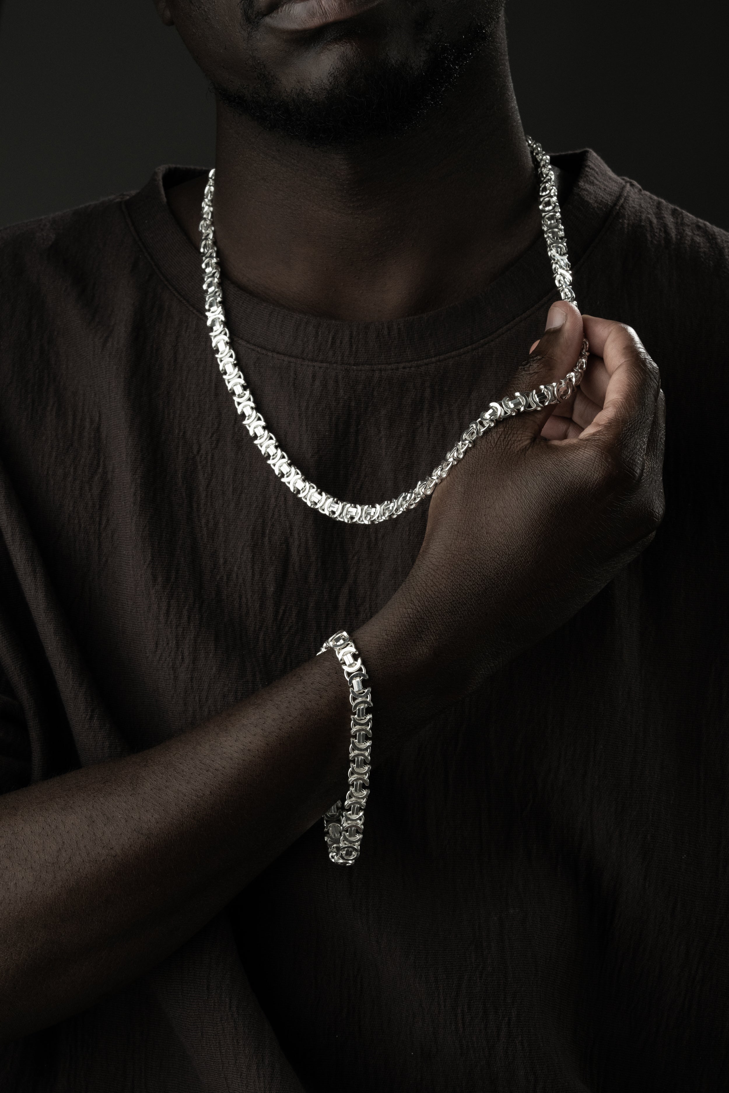 Königskette Flach Set aus 925 Silber von Ketten Boss, zeigt elegante, flache Silberketten auf weißem Hintergrund