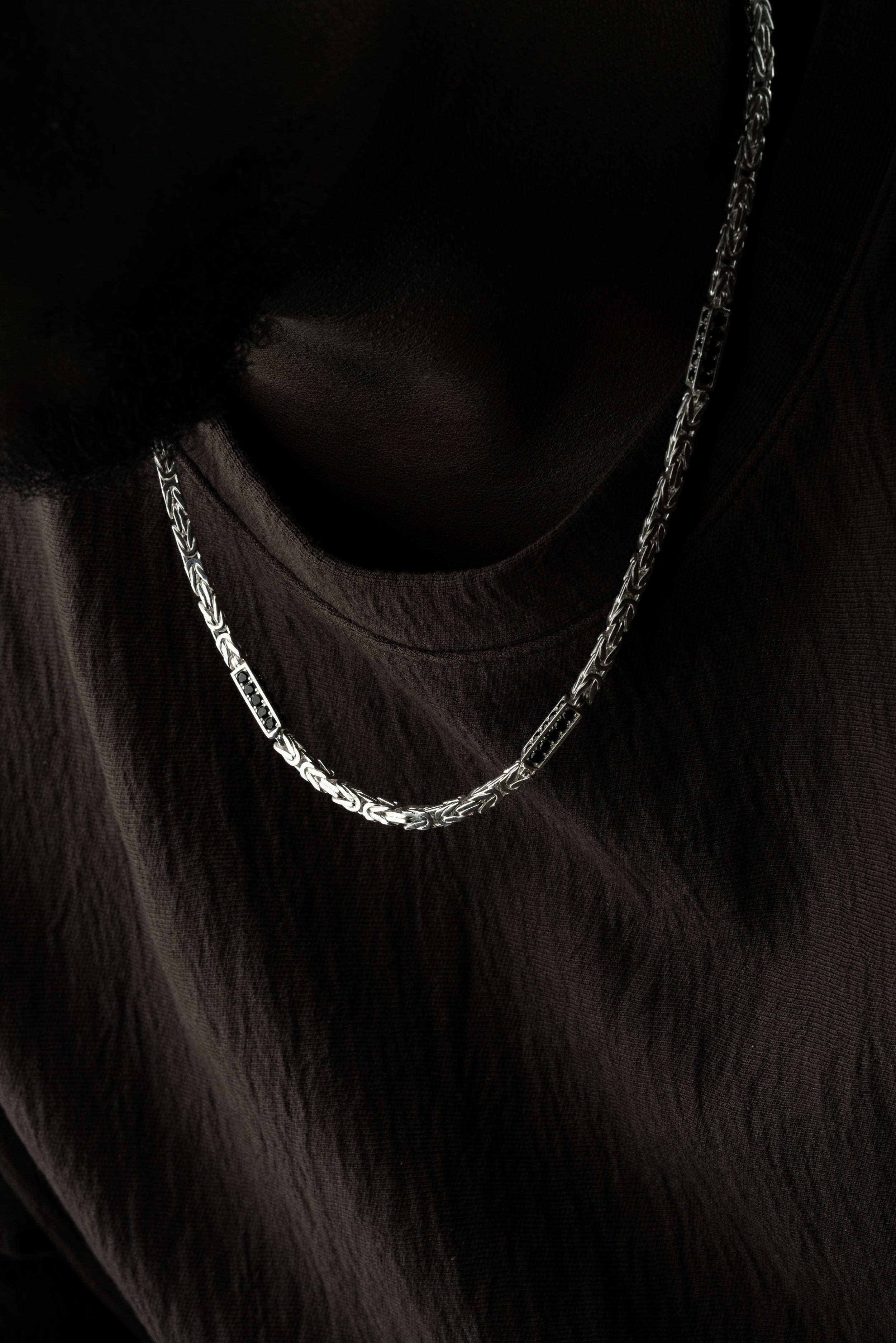 Schwarze Kette mit Strass 4mm aus 925 Silber von Ketten Boss, Detailaufnahme der eleganten Halskette